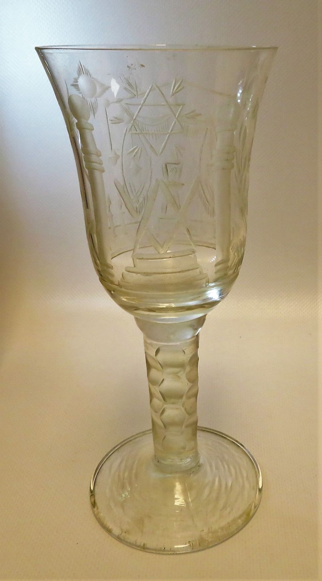 Freimaurer-Glas, farbloses Glas mit eingeschliffenen Freimaurer-Symbolen, Minic - Image 2 of 2