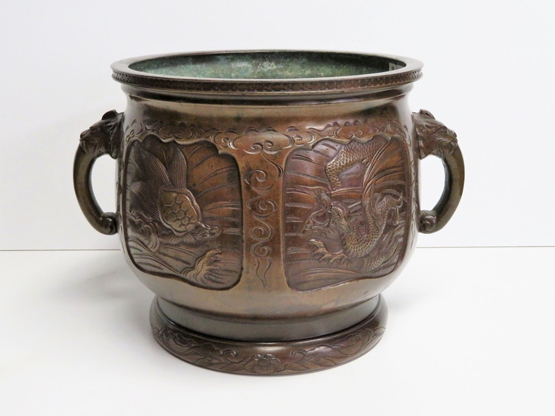 Henkeltopf, sog. Cachepot, China, 19. Jahrhundert, Bronze patiniert, Griffe in - Image 2 of 2