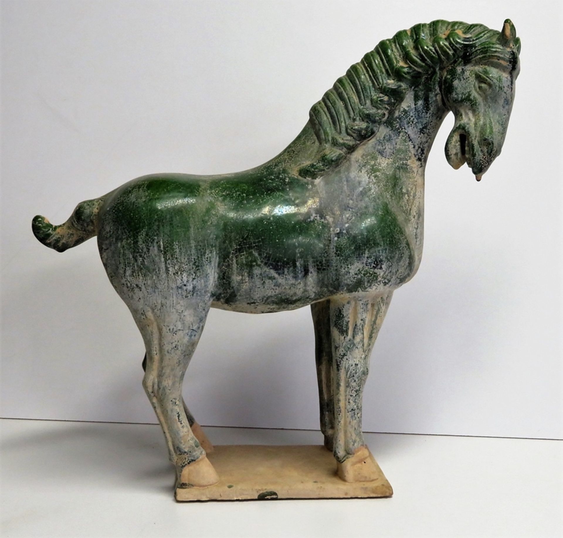Pferd im Tang-Stil, China, Fayence mit grünlicher Glasur, 44 x 46 x 15 cm.