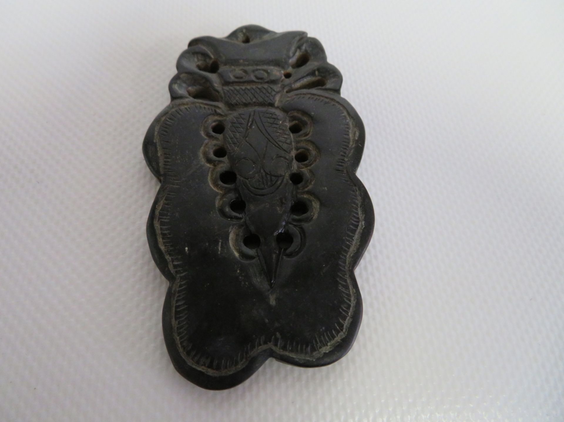 Anhänger, wohl China, grünliche Jade beschnitzt, 9,5 x 6 cm. - Bild 2 aus 2