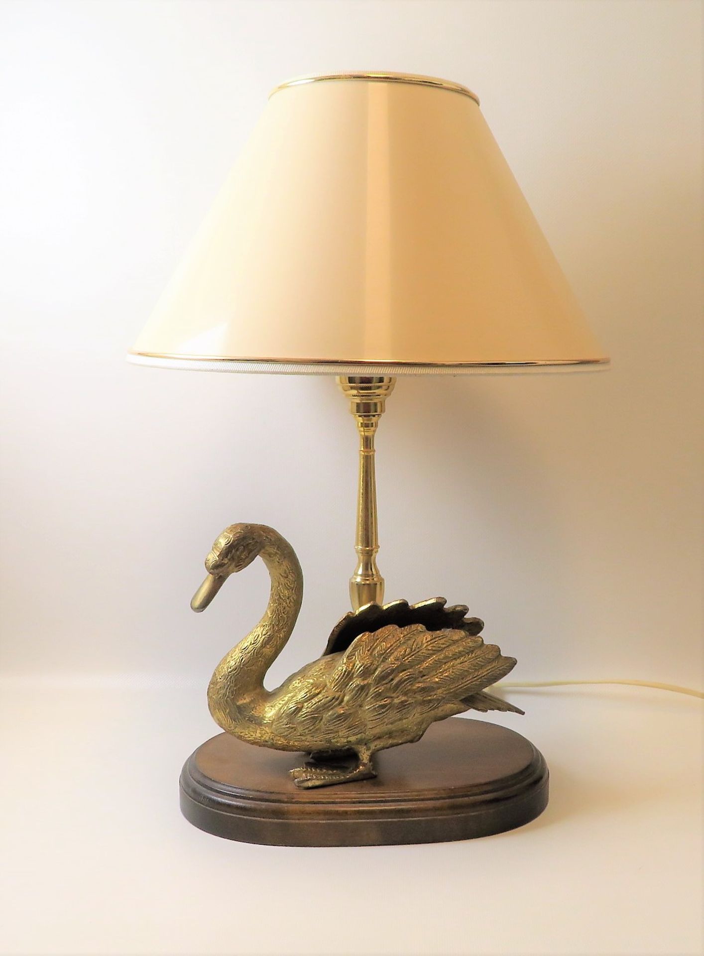 Tischlampe mit figürlichem Messingschwan, h 52 cm, d 30 cm.