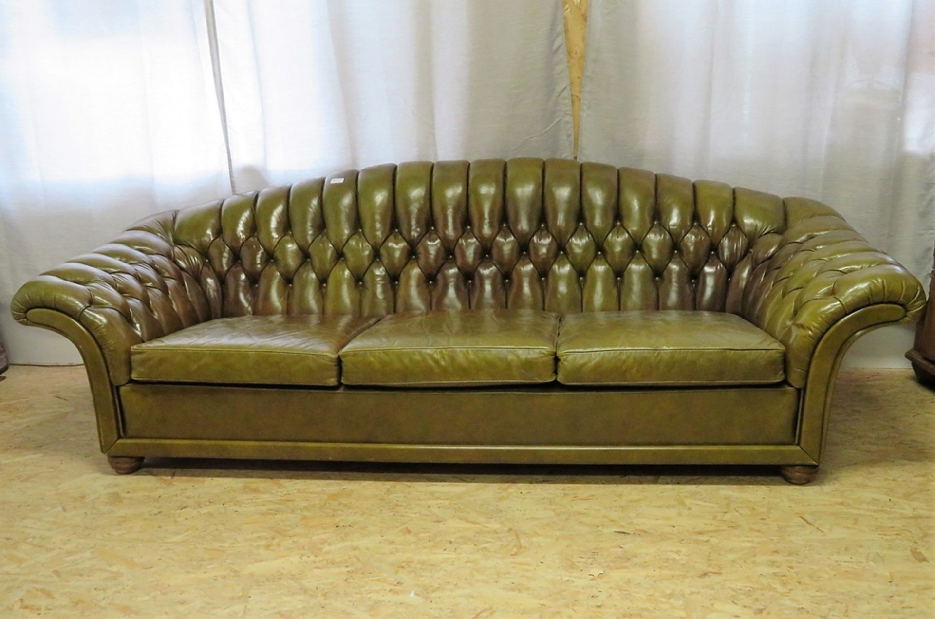 Chesterfield-Sofa, England, 1960/70er Jahre, grünliches, genopptes Leder, alter
