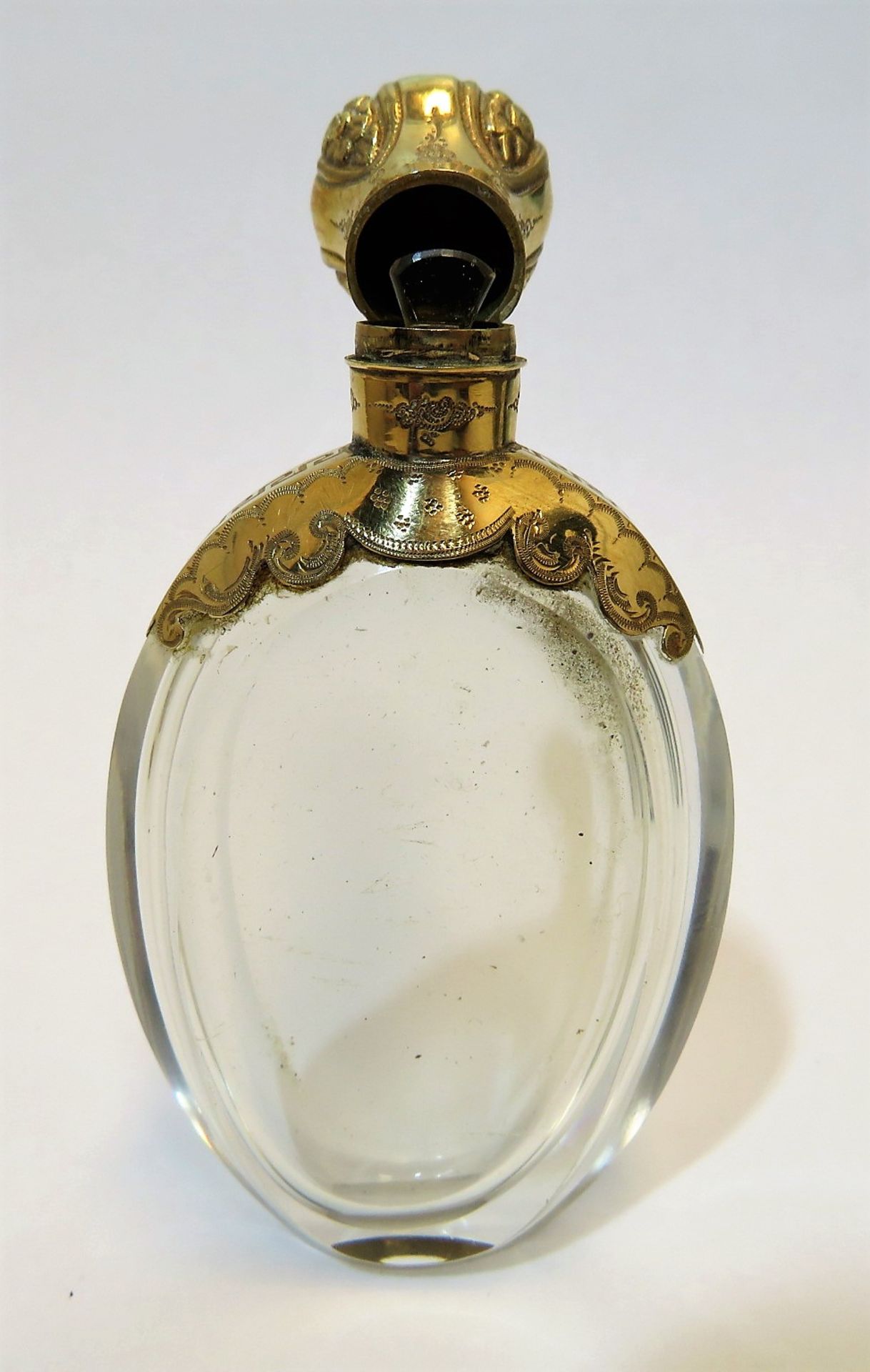 Feiner Parfumflakon, 19. Jahrhundert, farbloses Bleikristall in 14-karätiger Go - Image 3 of 3