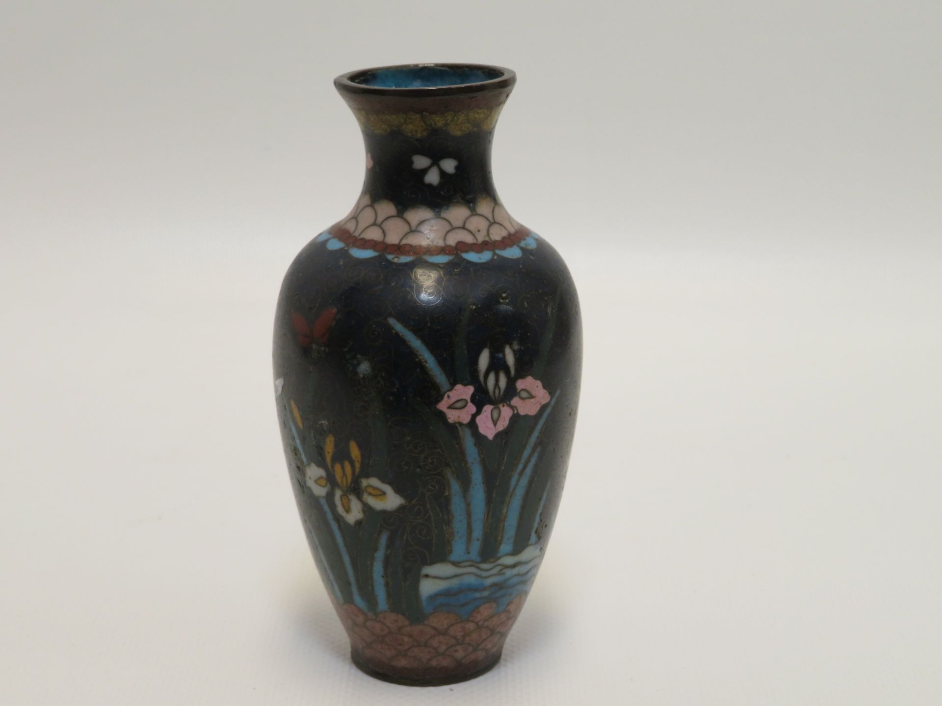 Vase, Japan, um 1900, Cloisonné, unbeschädigt, h 12 cm, d 6 cm.