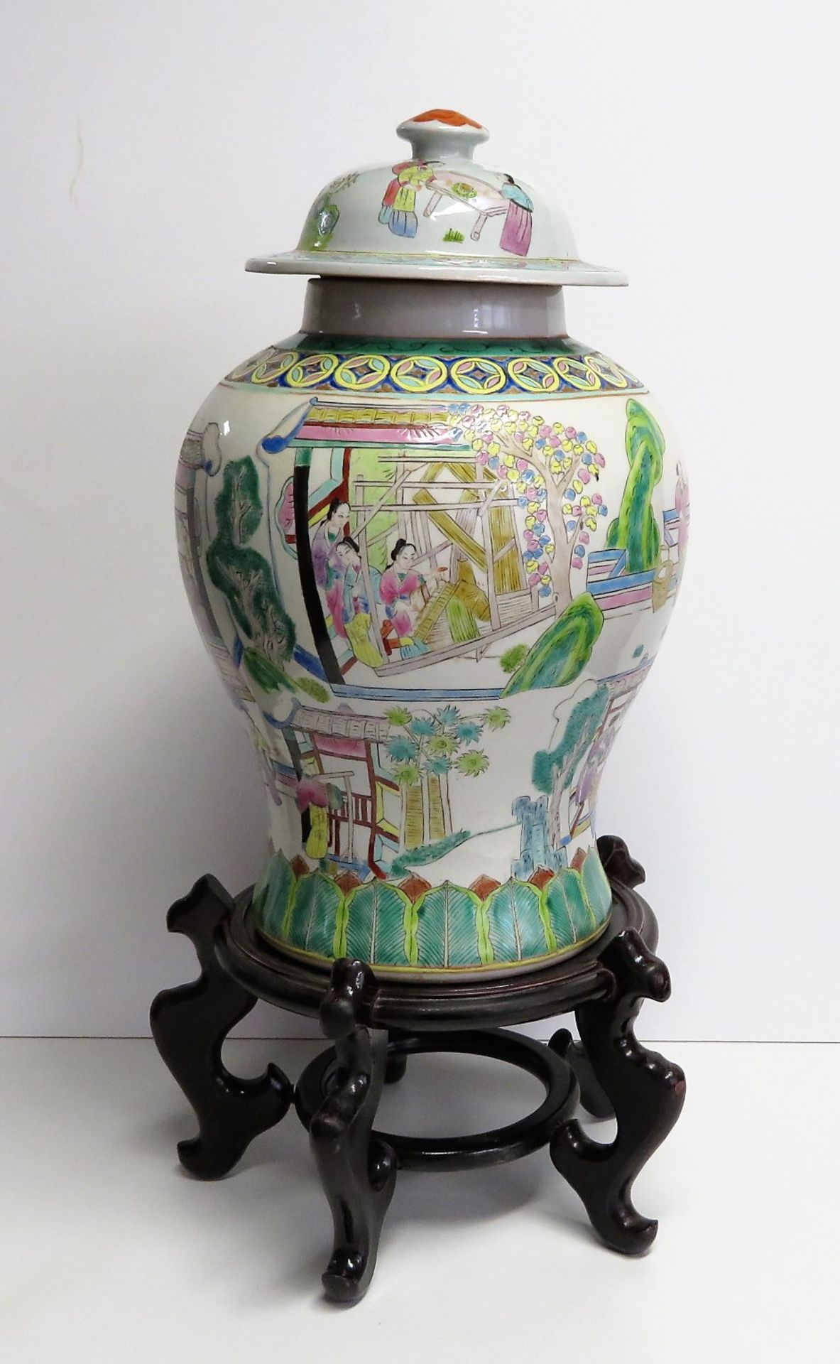 Große Deckelvase, China, um 1900, Weißporzellan mit polychromer Bemalung, rötli