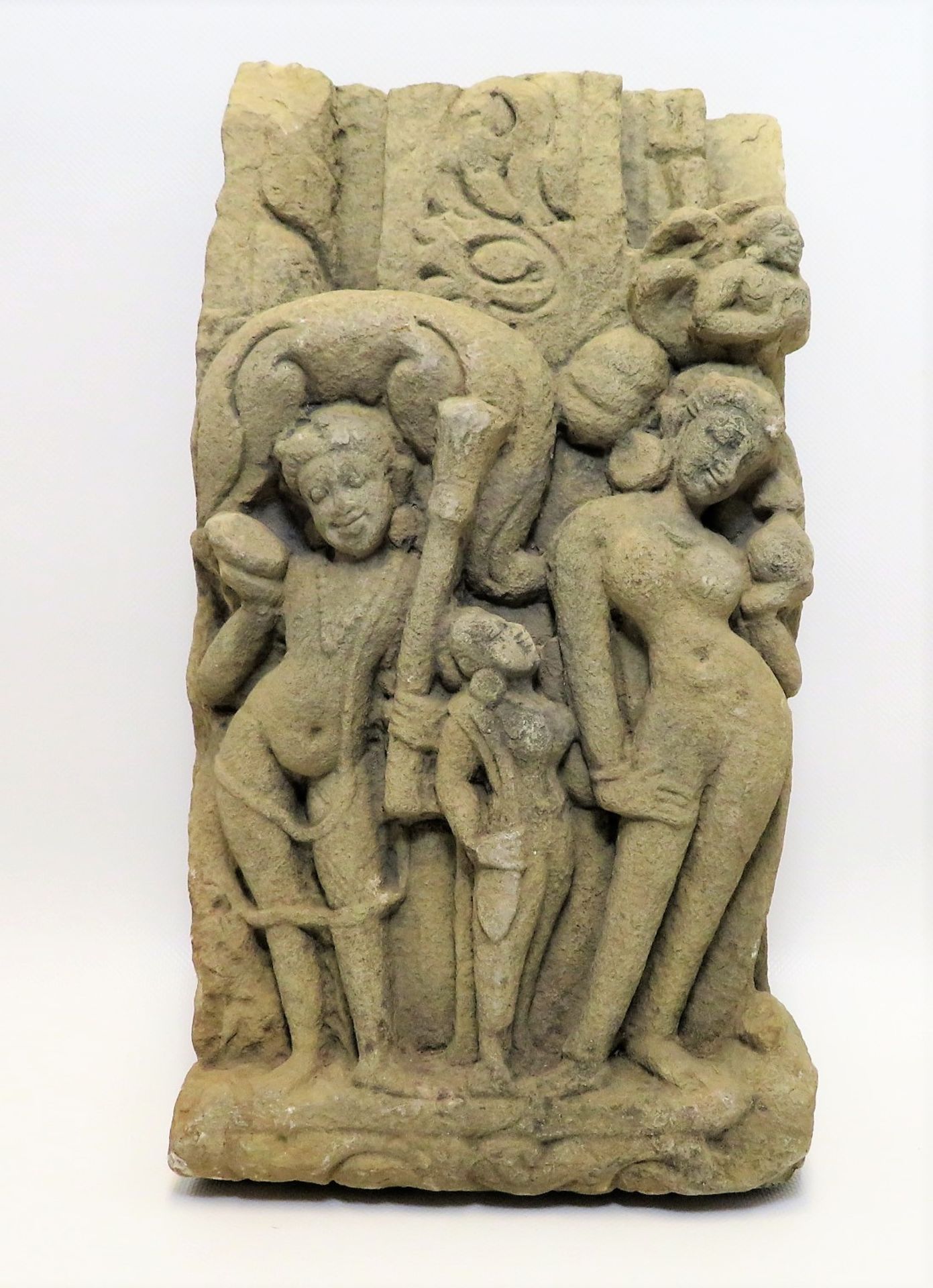 Sandsteinrelief, Indien, wohl 18. Jahrhundert, 38,5 x 31 x 9 cm.