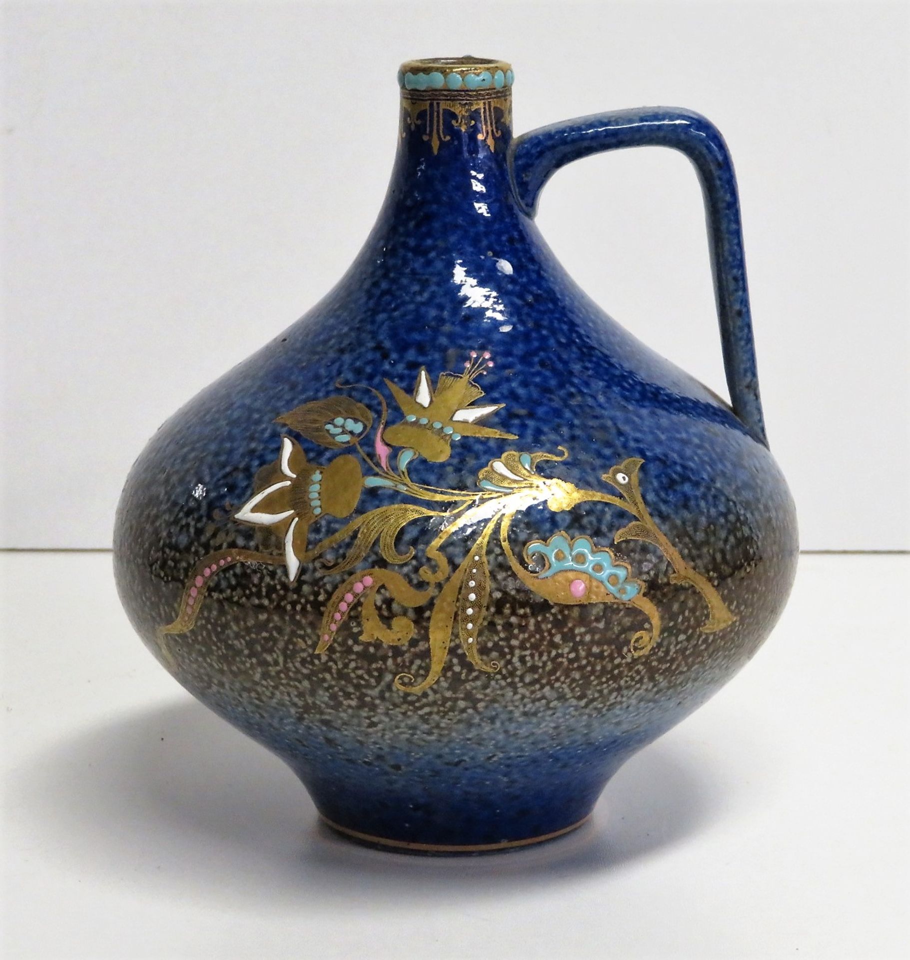 Henkelkanne, Jugendstil, um 1900, Steingut mit blau-brauner Glasur, Blüten in G