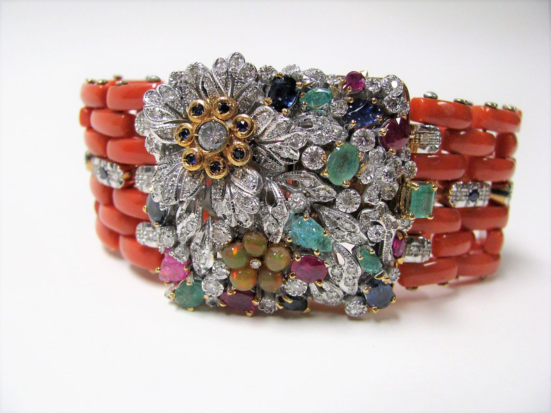 Korallen-Armband mit opulenter Schließe, Brillant-, Saphir-, Smaragd-, Rubin- u - Image 2 of 3