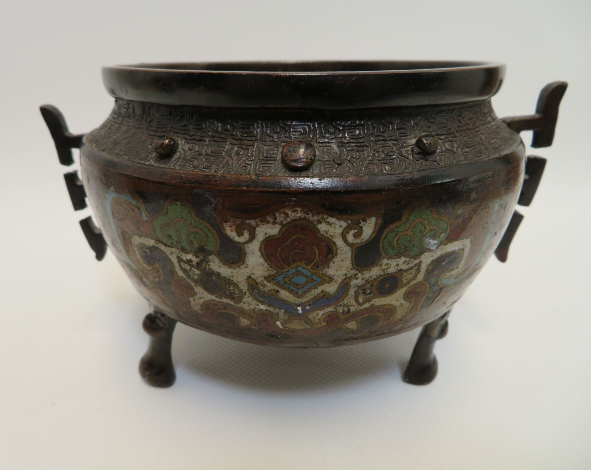 Henkelgefäß, China, 19. Jahrhundert, Cloisonné, Bodensignatur, h 11 cm, d 18 cm - Bild 2 aus 3