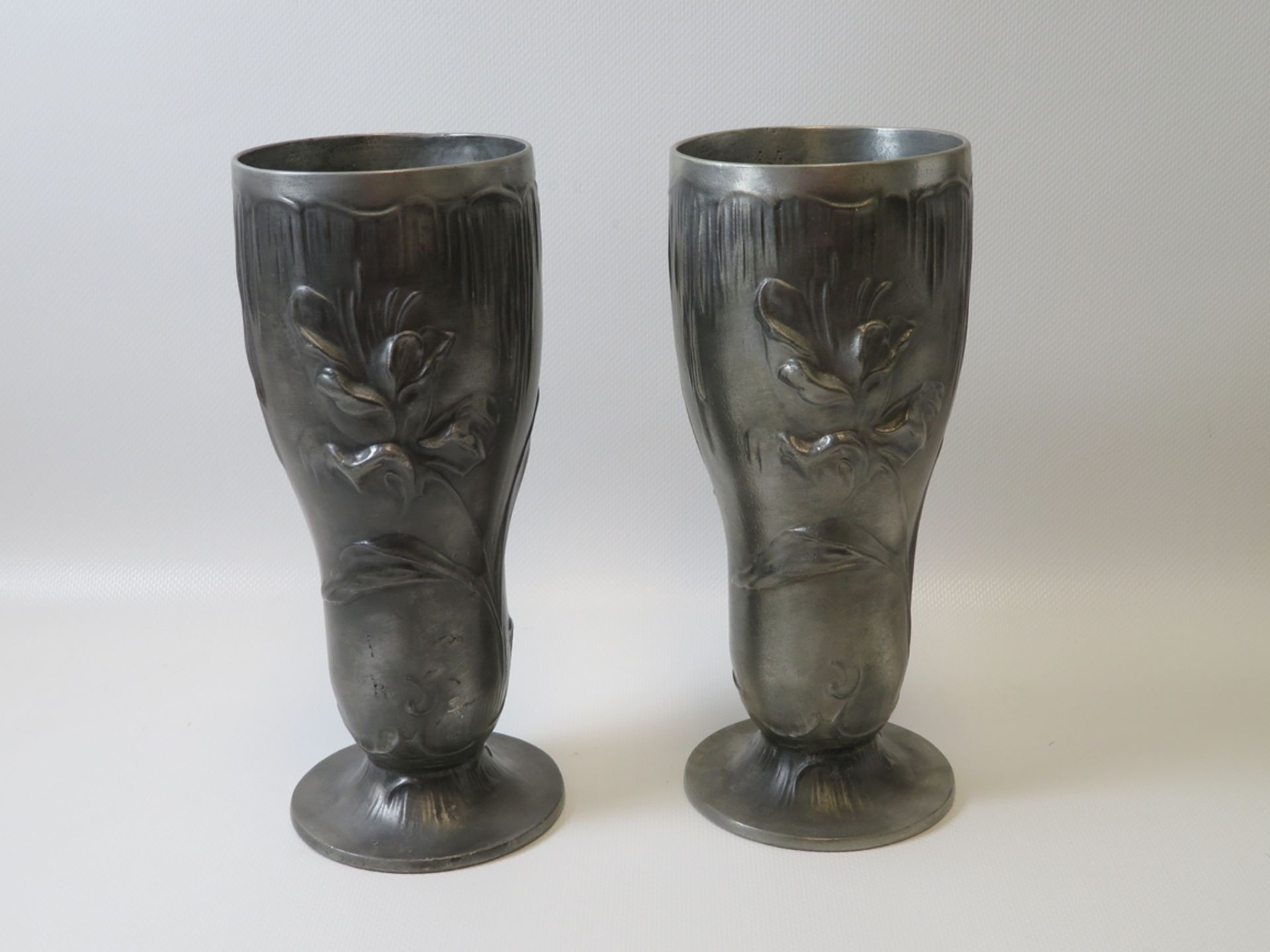 2 Vasen, Jugendstilmanier, Zinn, h 21,5 cm, d 9 cm.