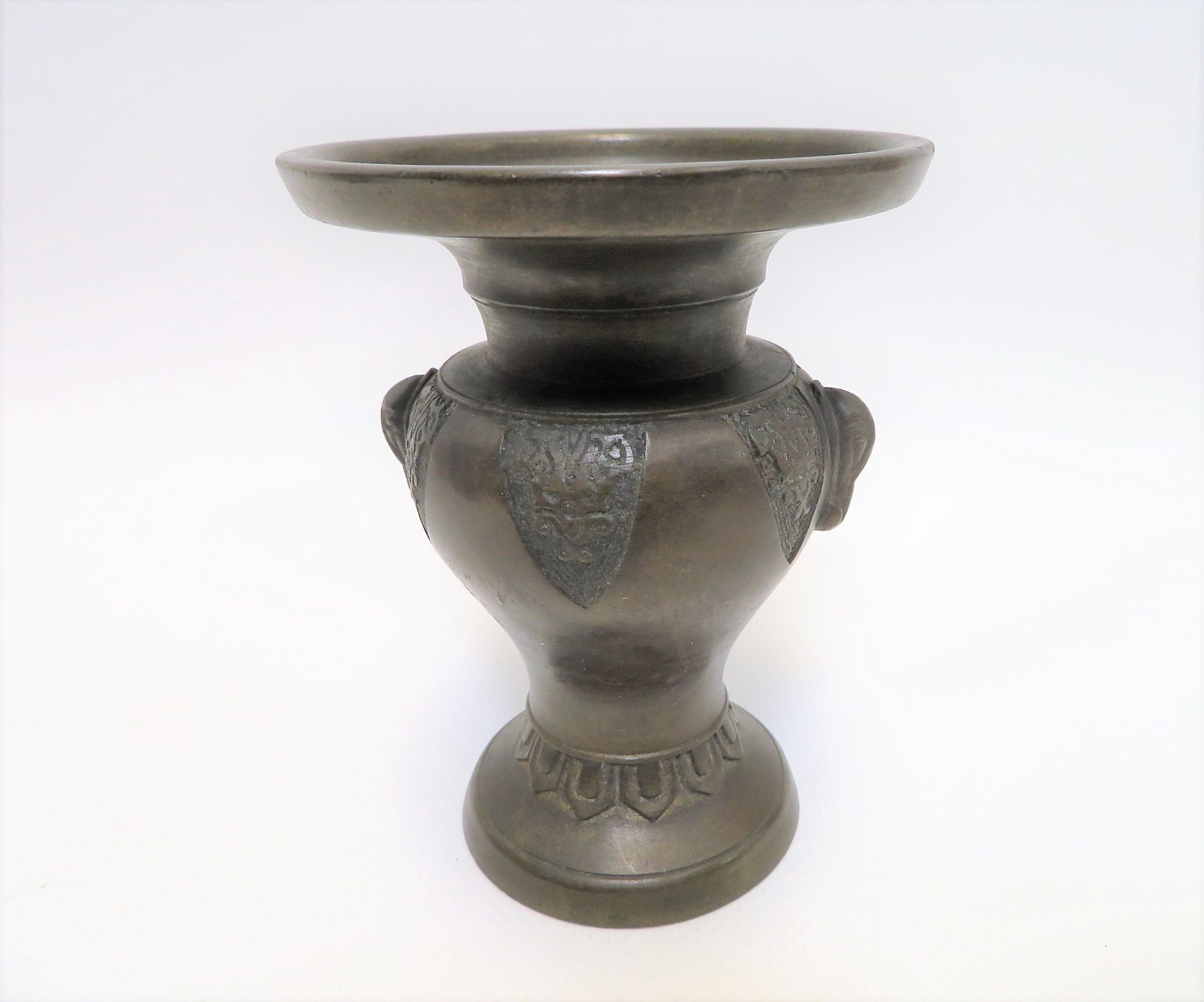 Vase, China, um 1900, Bronze, Bodensignatur, h 12 cm, d 9 cm.