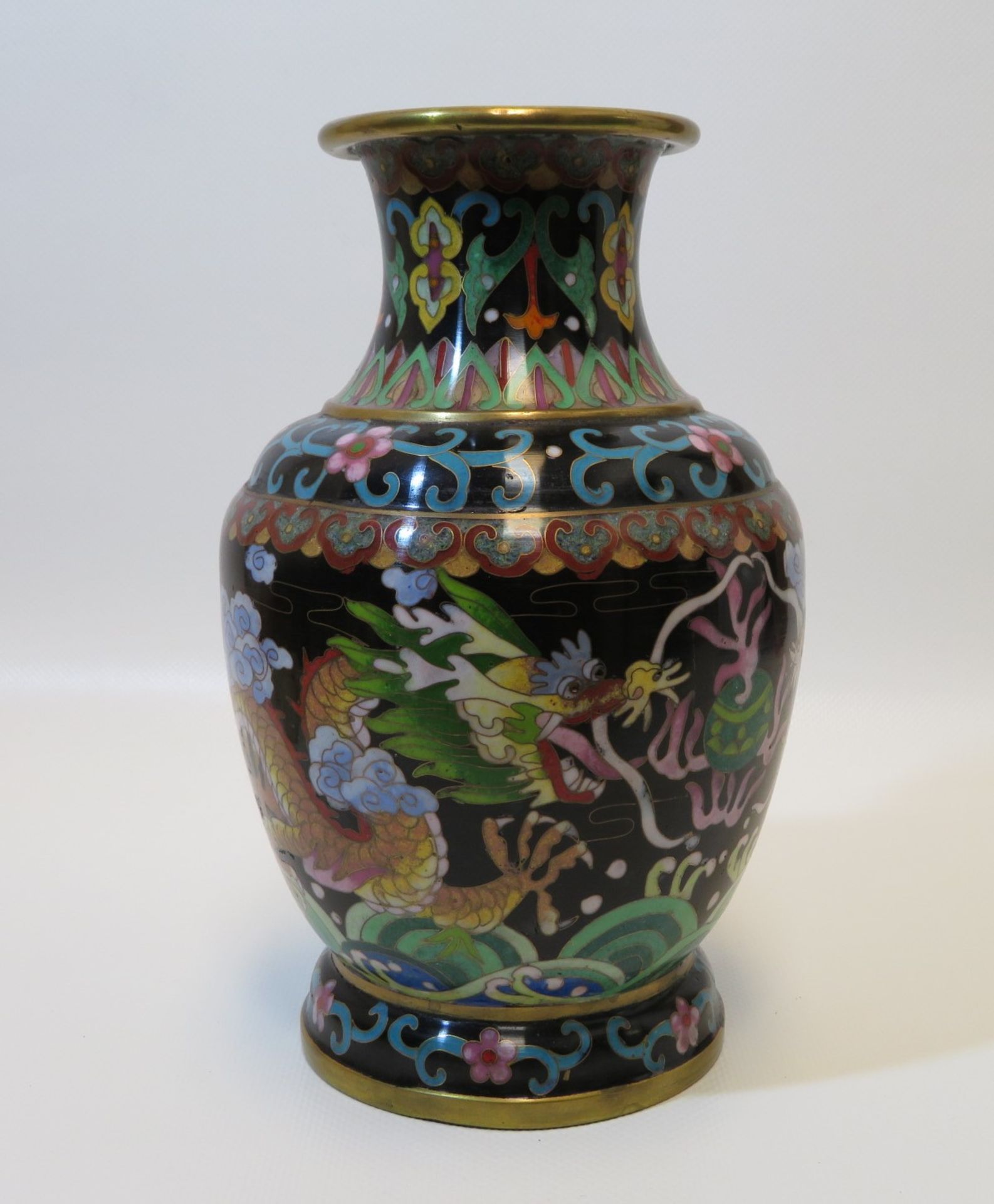 Cloisonné Vase, China, 20. Jahrhundert, h 21 cm, d 13 cm.