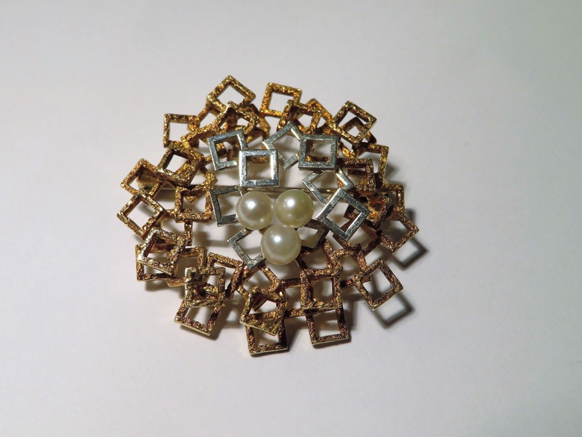 Designer-Brosche, 1970/80er Jahre, 3 Perlen, 585er Gelbgold, gepunzt, 10,37 g,