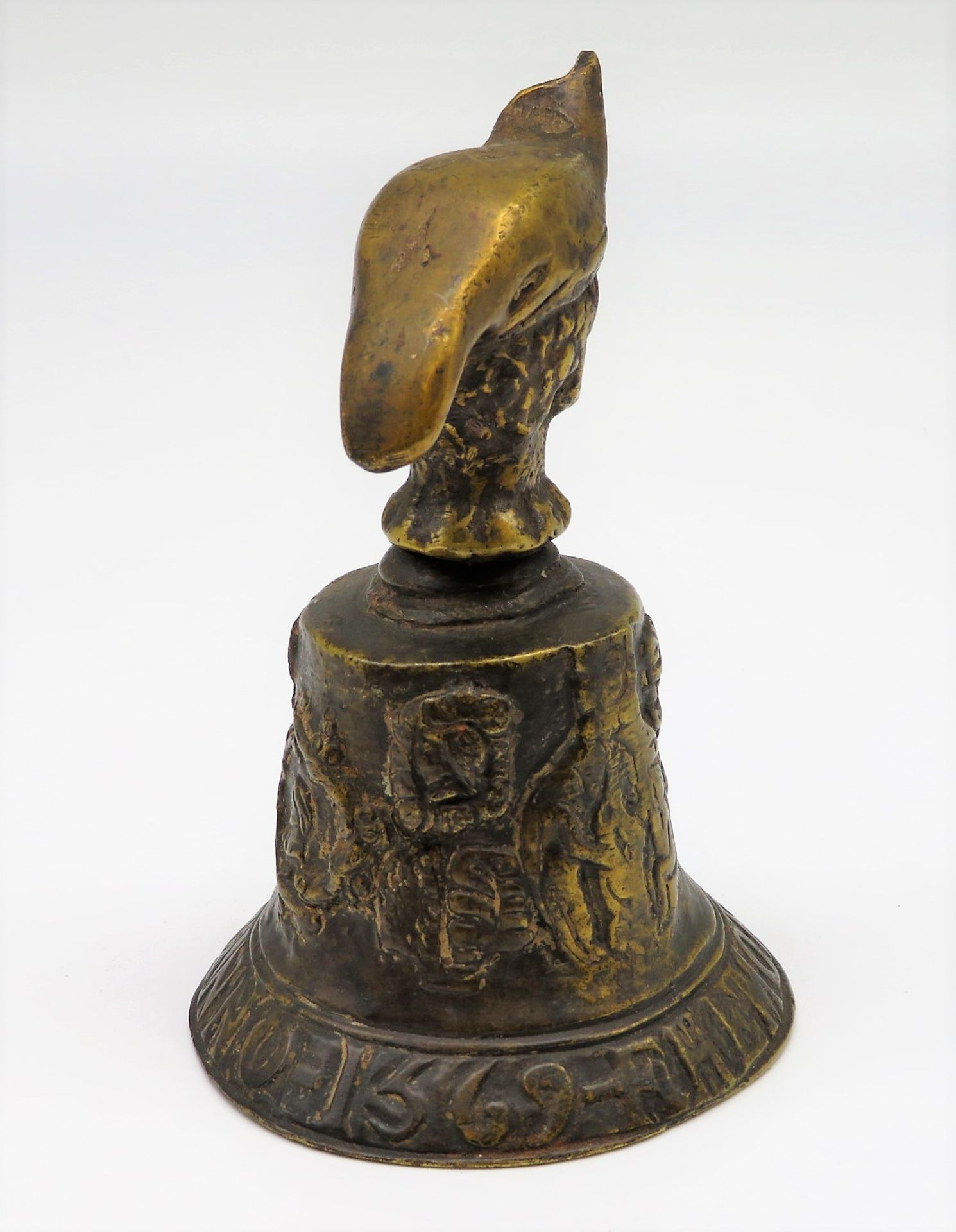 Tischglocke, Bronze, dat. 1569, wohl späterer Abguss, h 13 cm, d 8,5 cm. - Image 2 of 2