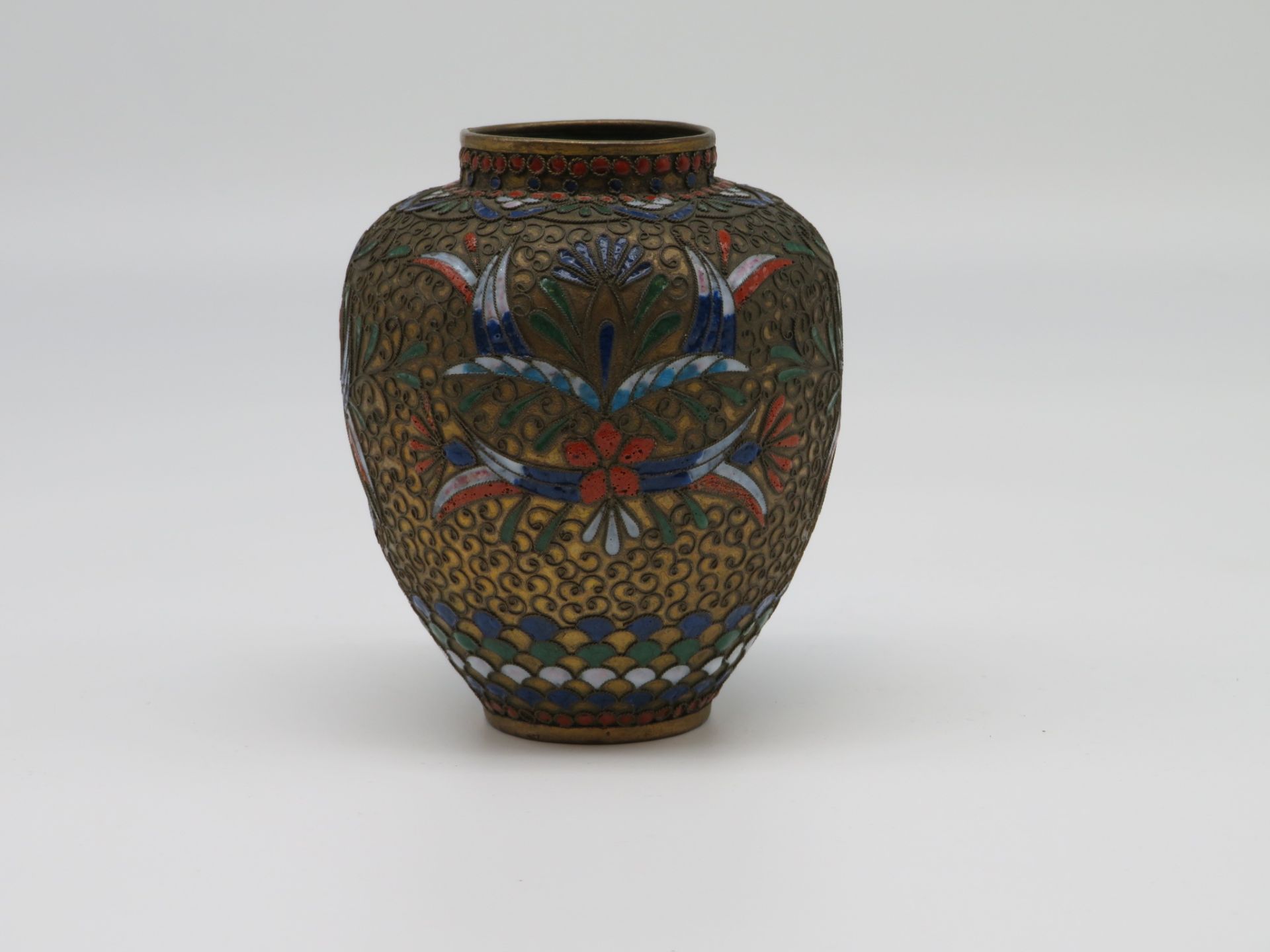 Vase, China, um 1900, Messing mit polychromer Emailbemalung, Gebrauchsspuren, h 9,5 cm, d 8 cm. - Image 2 of 2