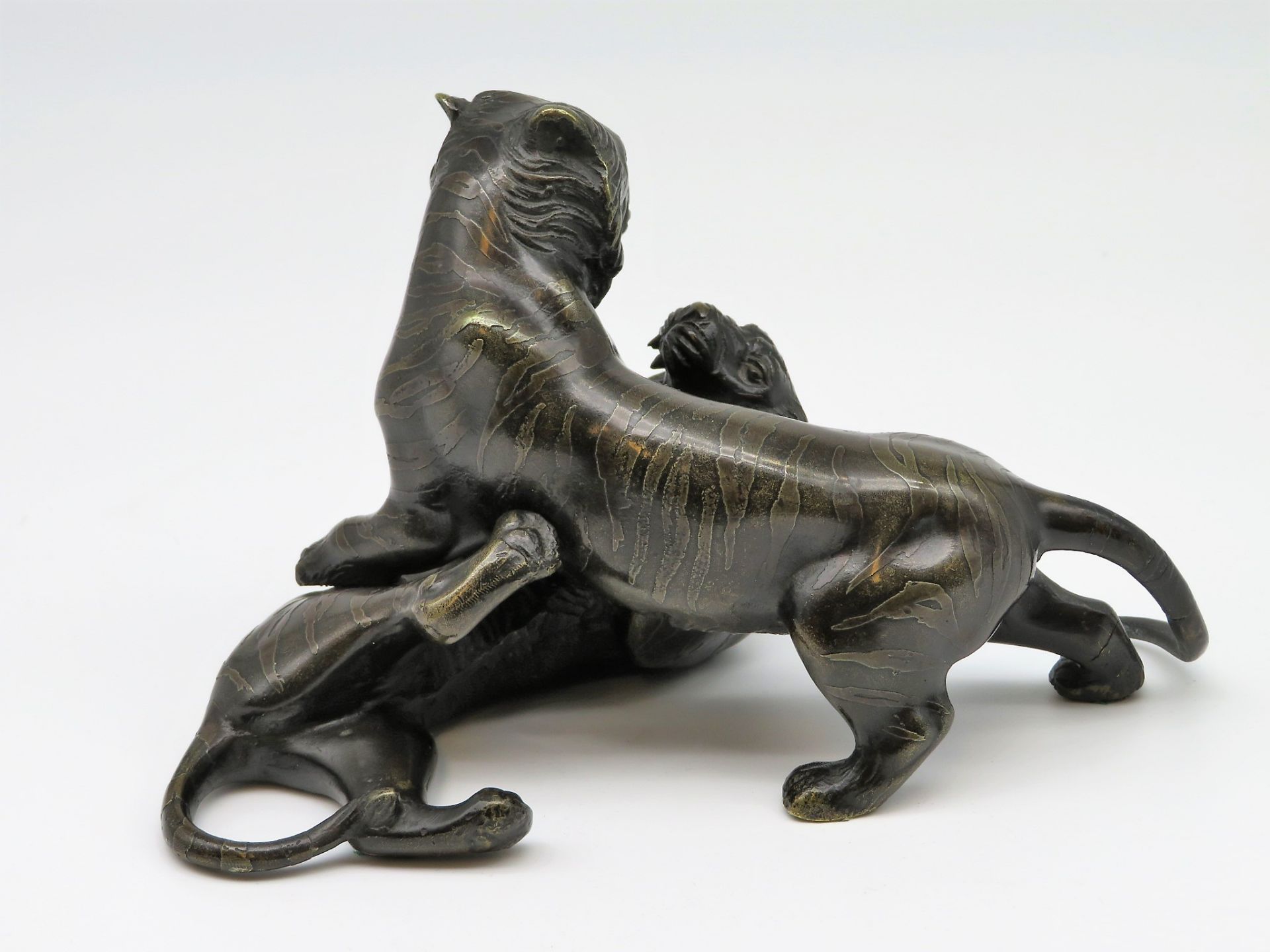 Zwei kämpfende Tiger, Japan, Meiji Periode (1868 - 1912), um 1900, vollrunde Bronzeplastik, patinie - Image 2 of 3