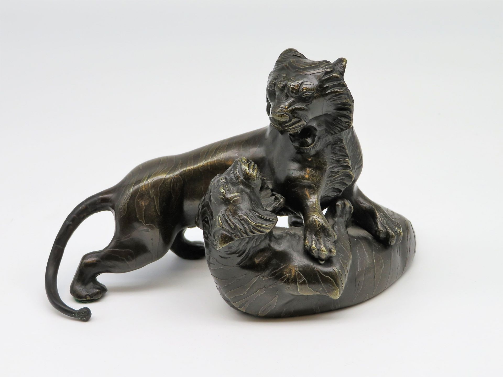 Zwei kämpfende Tiger, Japan, Meiji Periode (1868 - 1912), um 1900, vollrunde Bronzeplastik, patinie