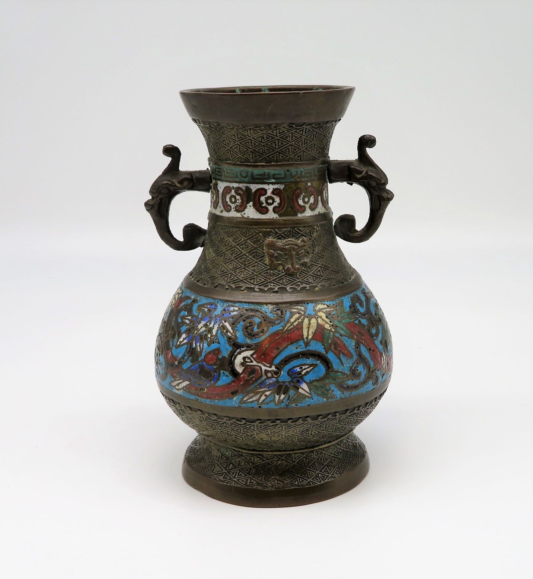 Henkelvase, China, um 1900, Bronze mit farbigem Cloisonné, h 18 cm, d 12 cm.