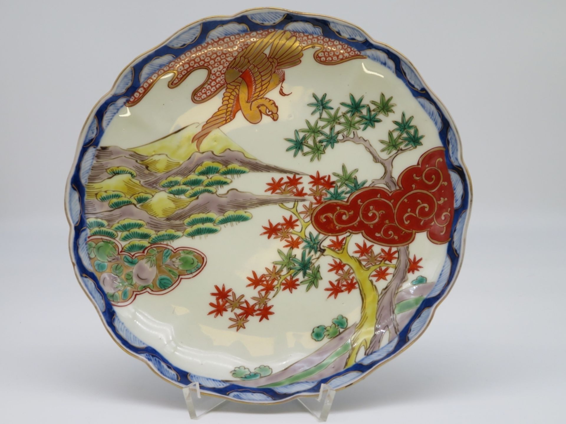 Teller, Japan, Imari, um 1900, Porzellan mit polychromer Bemalung, Handvergoldung, sign., Minichip