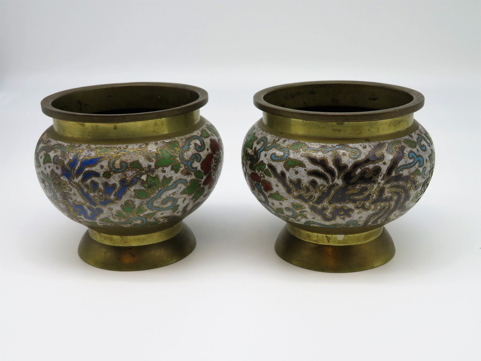 2 Cachepots, China, Messing mit farbigem Cloisonné, 5 kleine Besch., h 10,5 cm, d 12,5 cm.