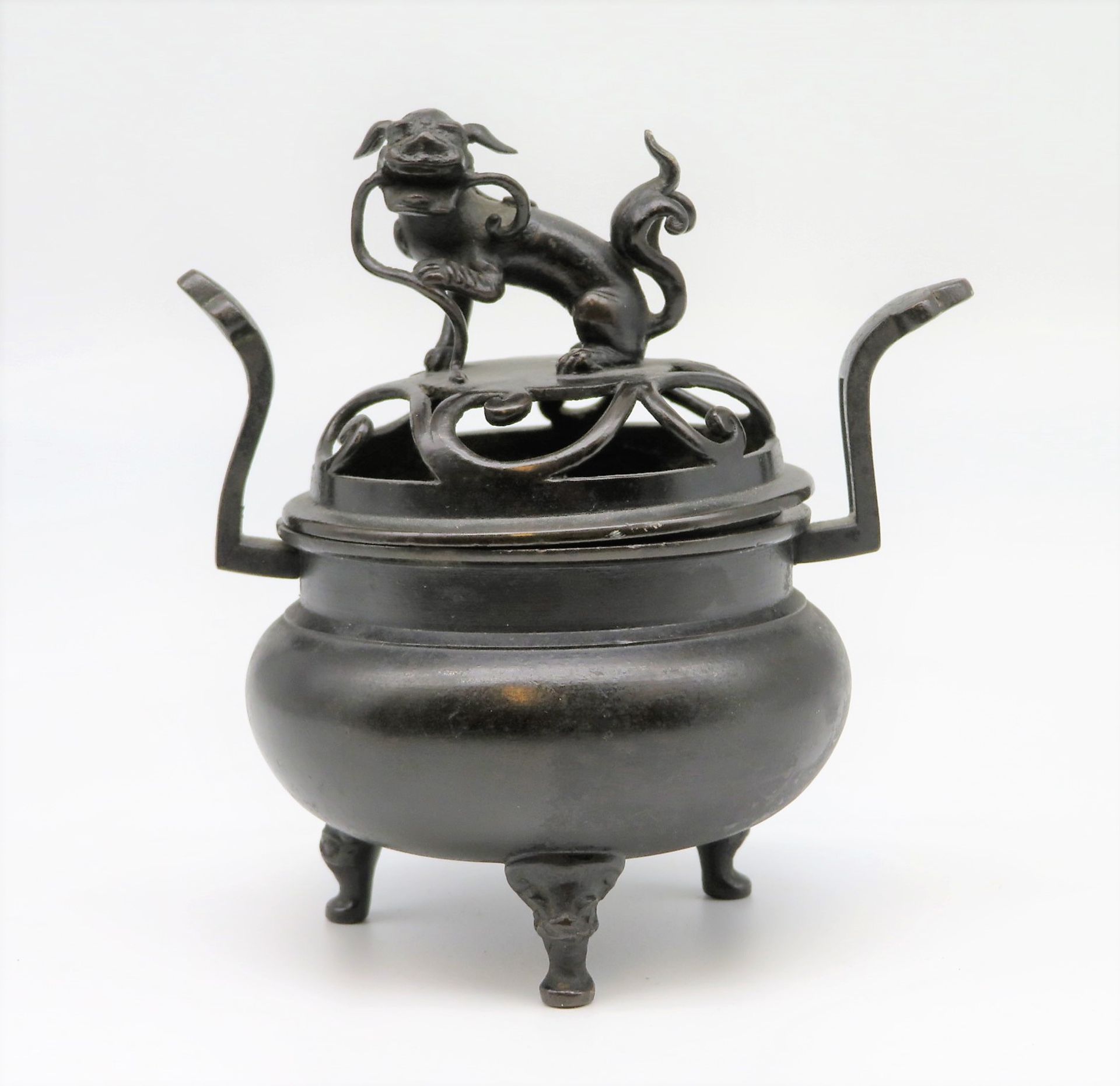 Räuchergefäß, sog. "Koro", China, 19. Jahrhundert, bekrönt von Fo-Hund, Bronze, h 12 cm, d 11,5 cm.