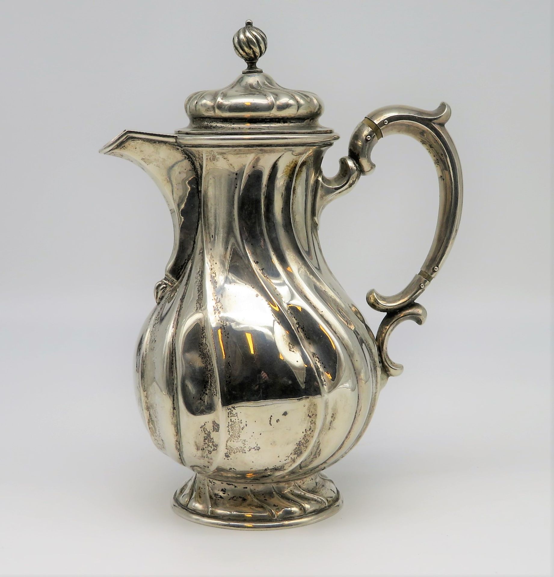 Kaffeekanne, Wilkens, Barockstil, 800er Silber, gepunzt, 586 g, 2 Dellen, h 26 cm, d 20 cm.