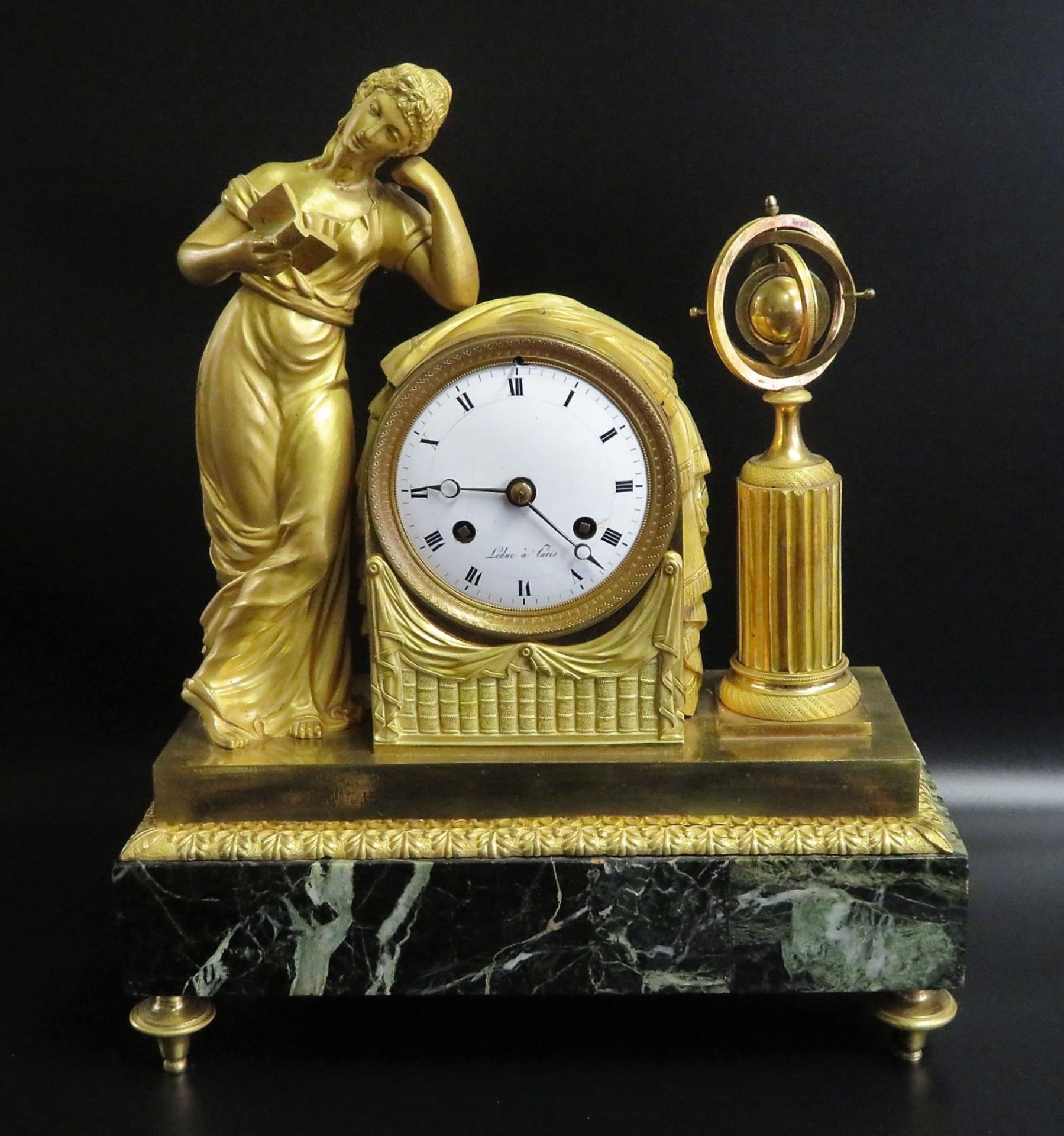 Pendule, Frankreich, um 1780/1880, sign. "Leduc à Paris", bekrönt von lesender Dame mit Globus, Ema