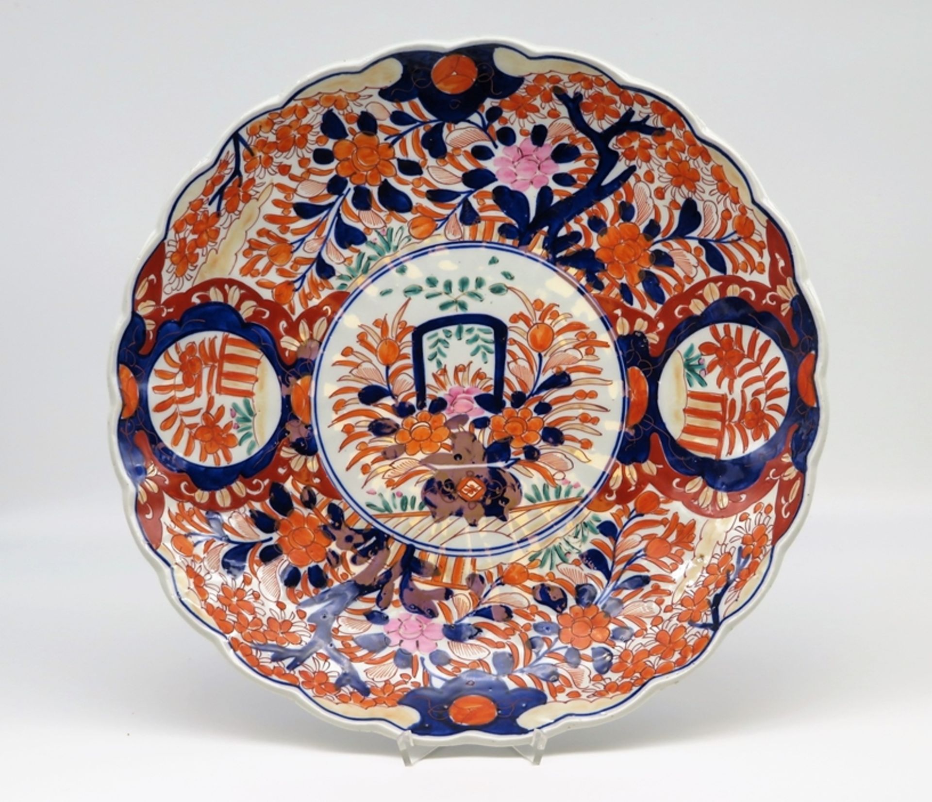Großer Teller, Japan, Imari, Meiji Periode, 1868 - 1912, Porzellan mit polychromer Unter- und Überg