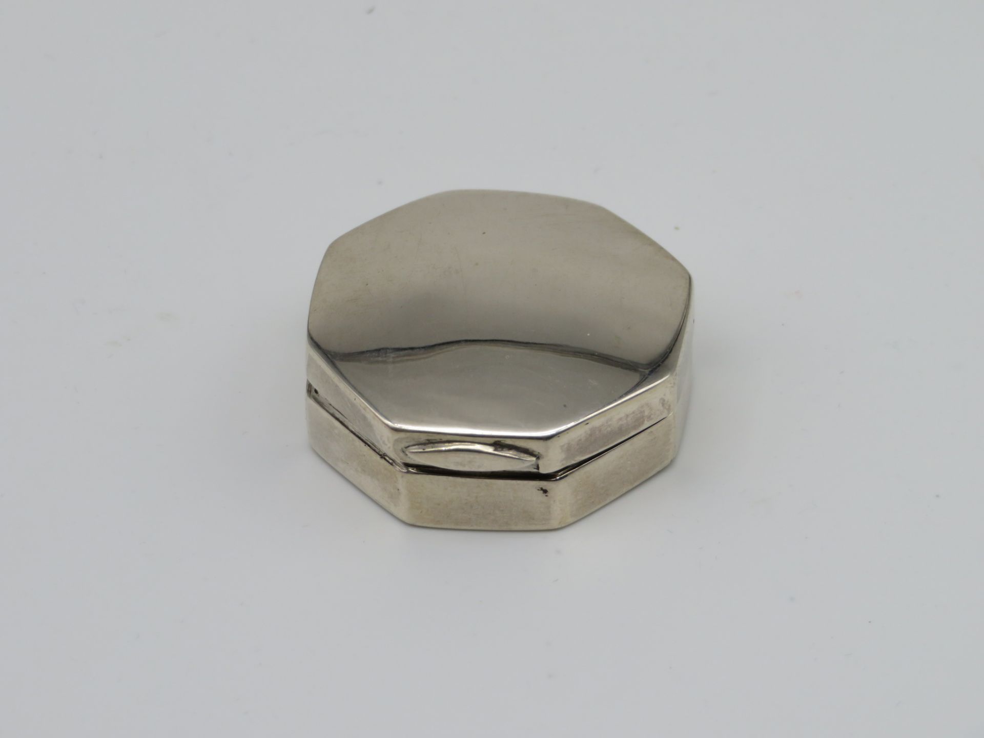 Pillendose, sechseckig, 800er Silber, gepunzt, 21,6 g, 1,5 x 3,7 cm.