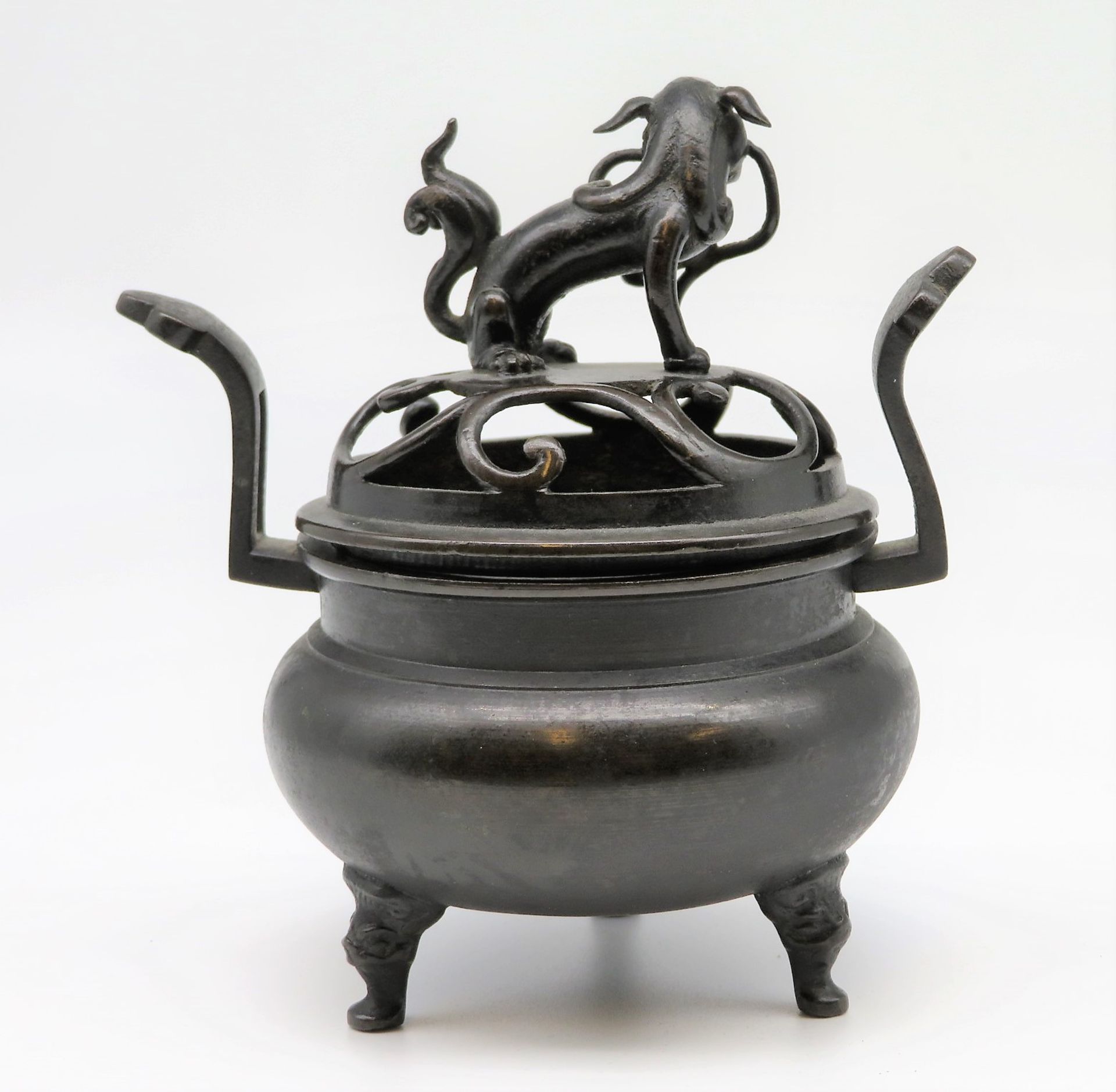Räuchergefäß, sog. "Koro", China, 19. Jahrhundert, bekrönt von Fo-Hund, Bronze, h 12 cm, d 11,5 cm. - Image 2 of 3