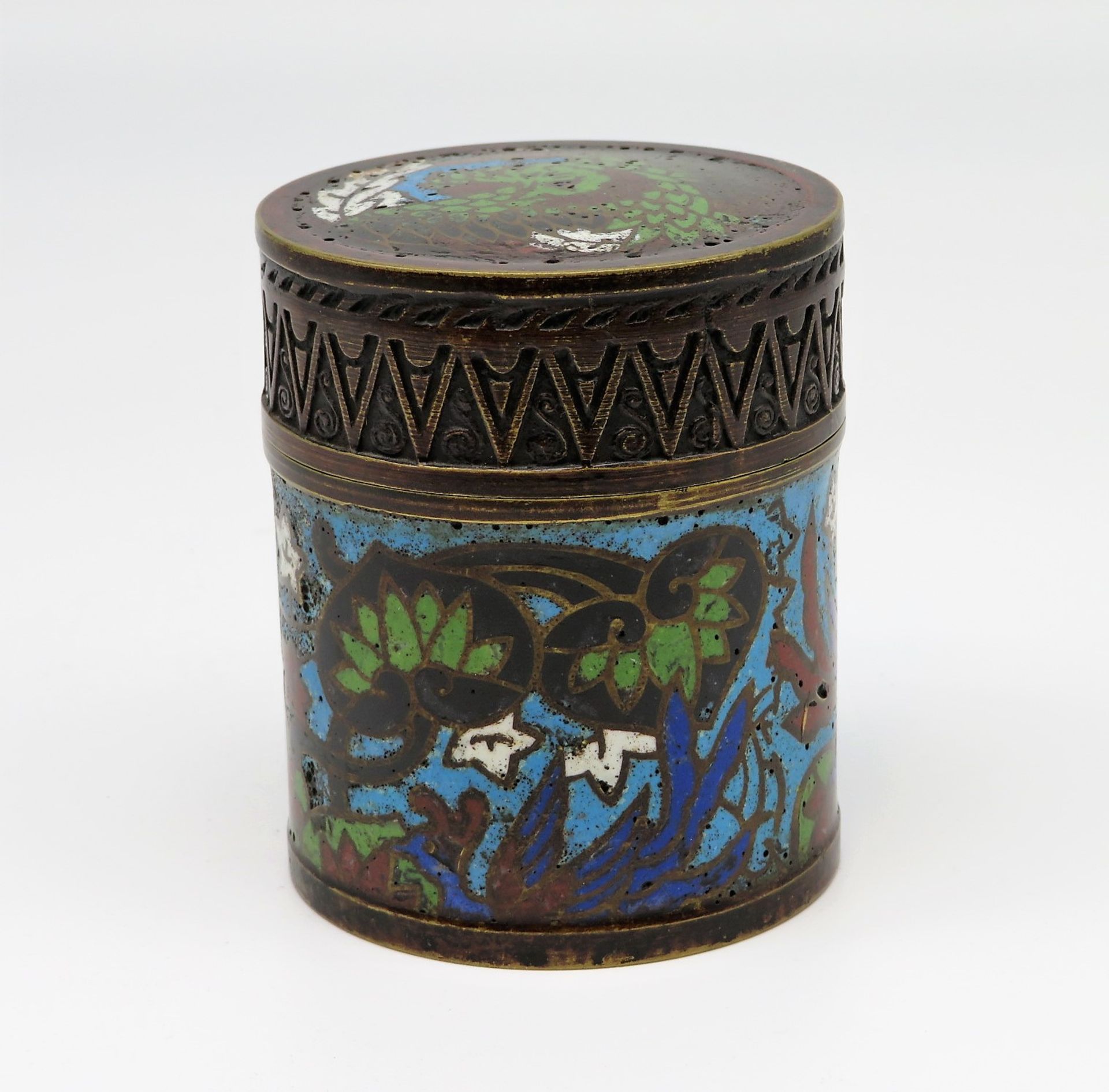 Deckeldose, China, um 1900, farbiges Cloisonné, h 9 cm, d 7,5 cm.