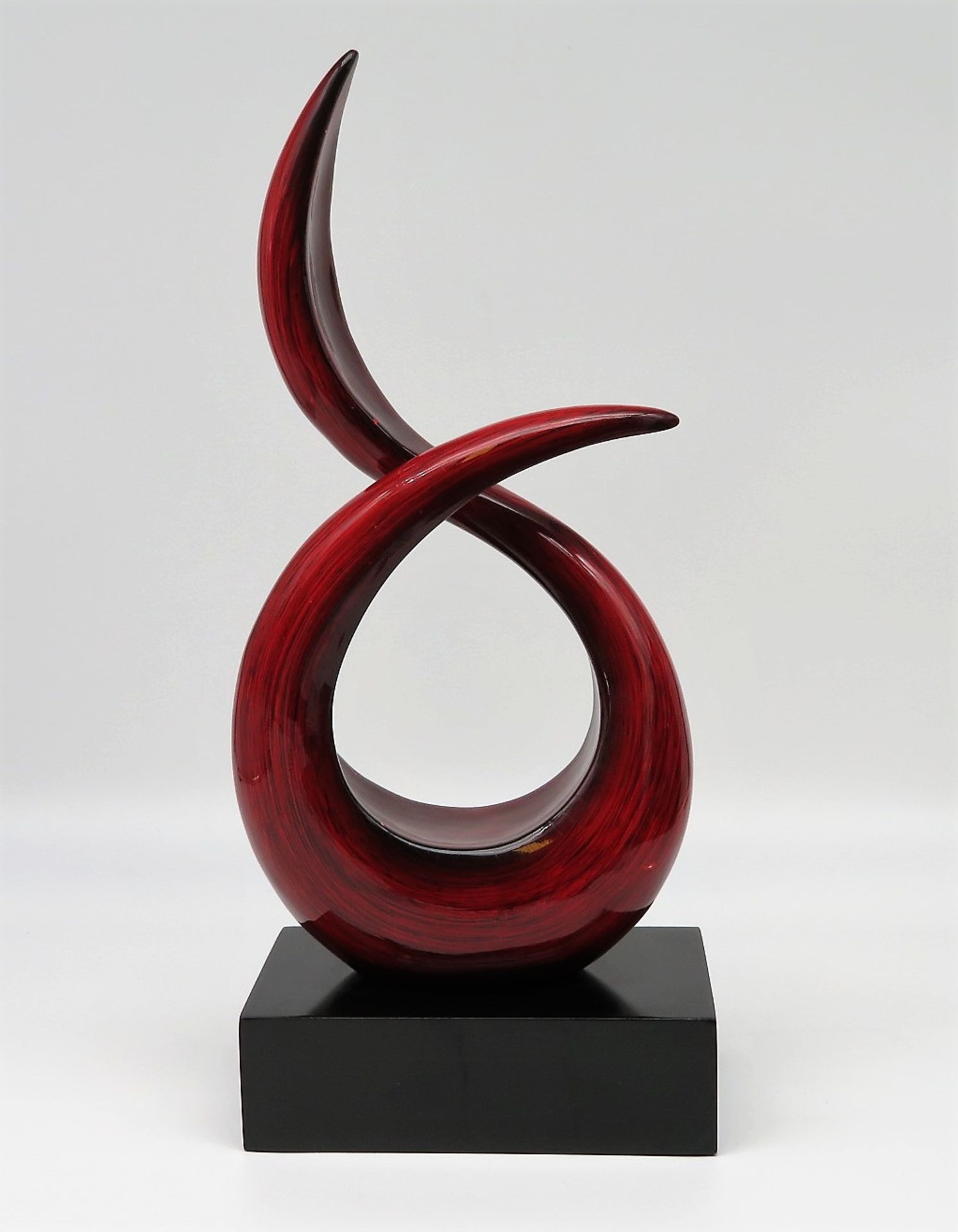 Designer-Skulptur, Holz rötlich bemalt, 40 x 17 x 11 cm.