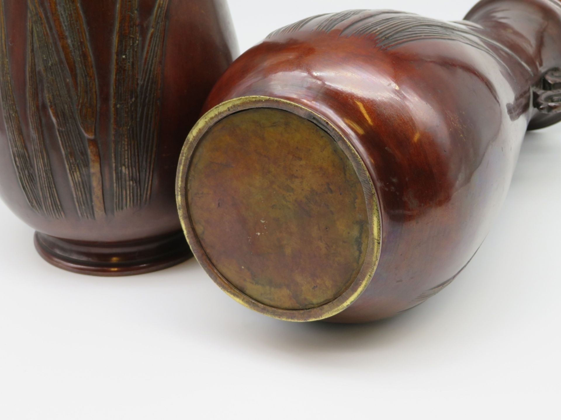 2 Vasen, Japan, um 1900, Bronze patiniert, h 31 cm, d 14 cm. - Image 3 of 3