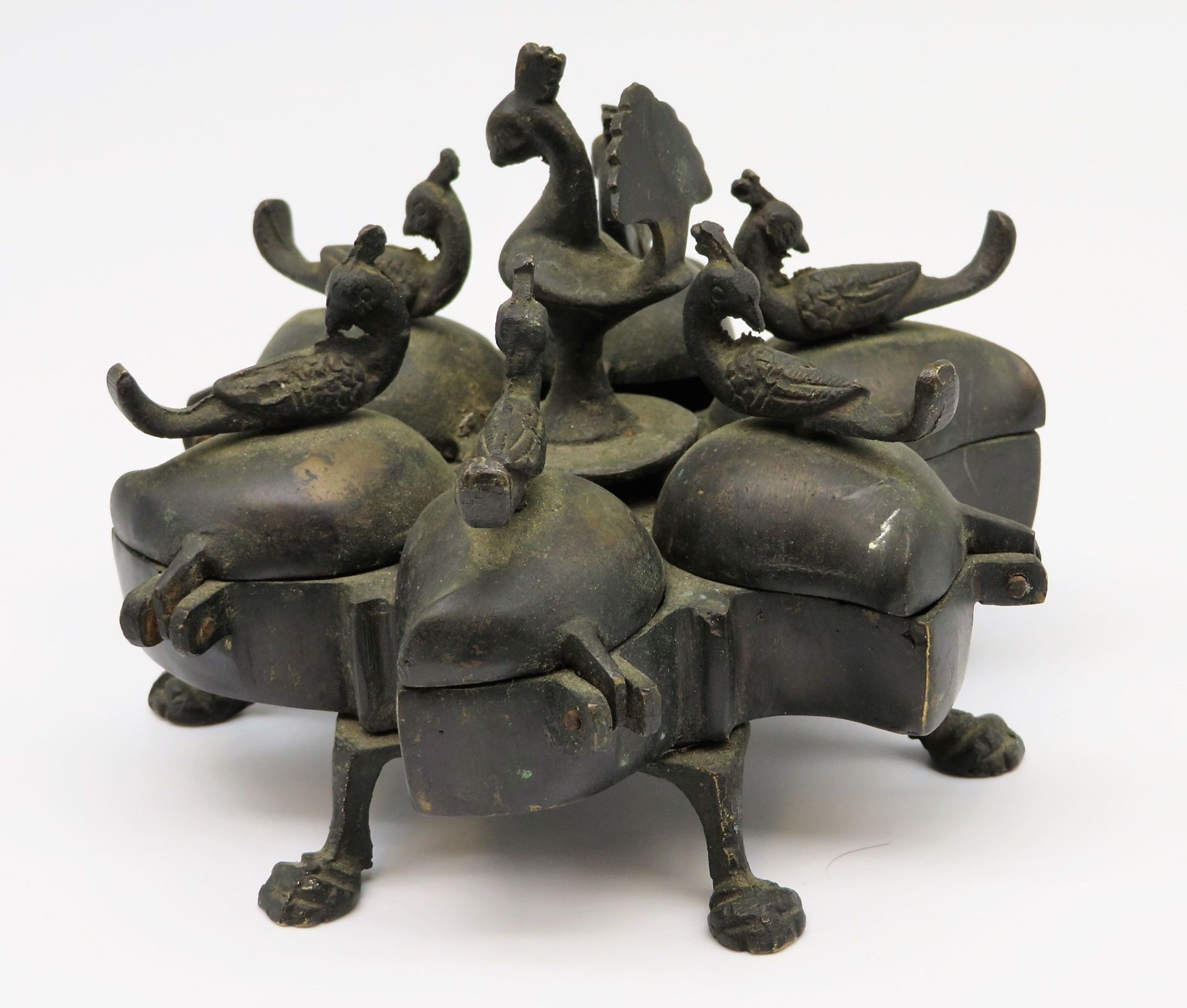 Make-Up-Gefäß, Indien, um 1900, Bronze mit Pfauenfiguren, 8 x 14 cm.