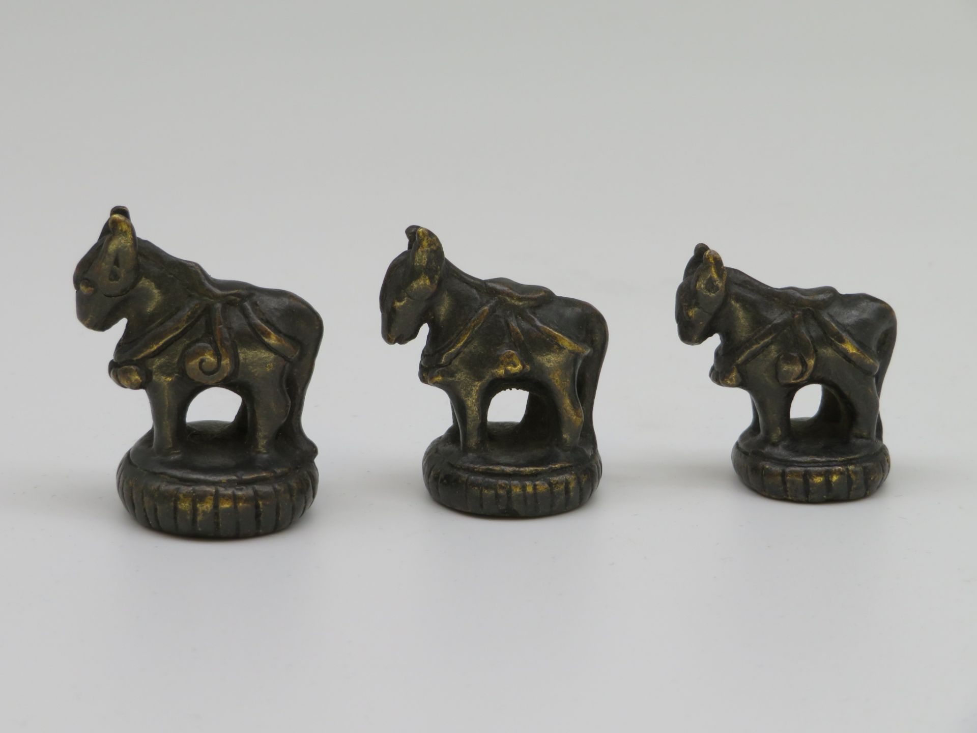 3 Opiumgewichte in Form von Pferden, Burma, Bronze, h 3,5/4/4,5 cm.