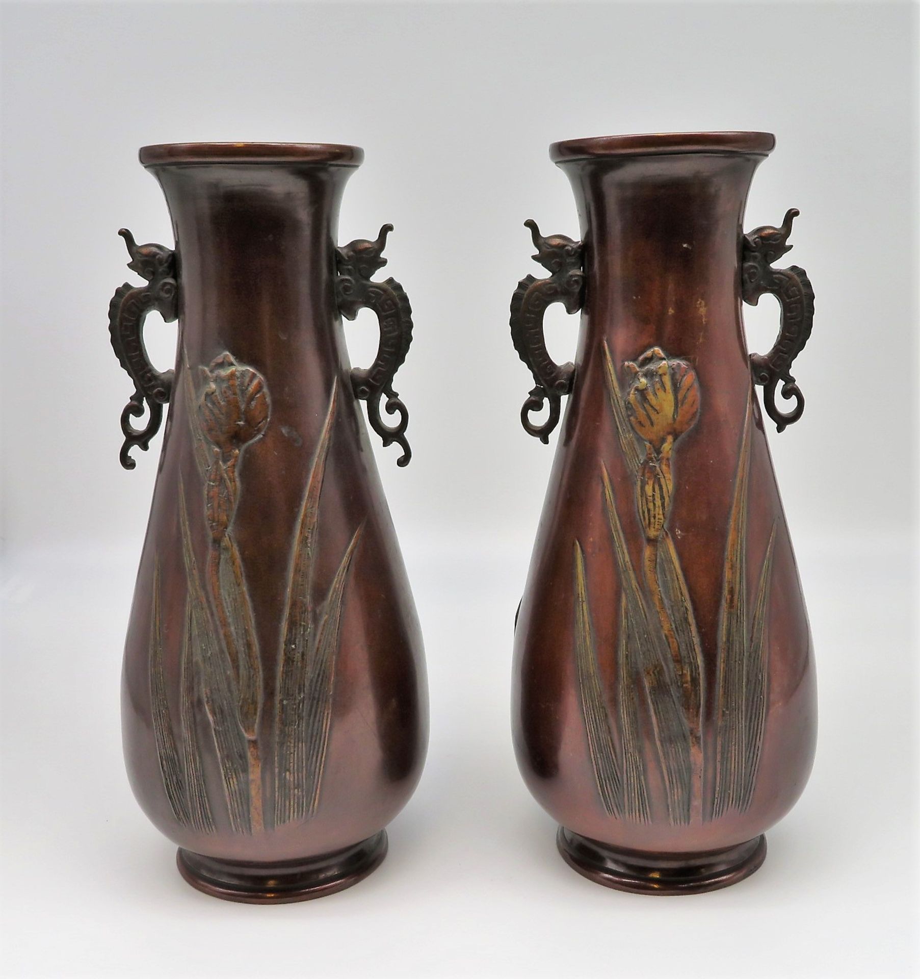 2 Vasen, Japan, um 1900, Bronze patiniert, h 31 cm, d 14 cm. - Image 2 of 3