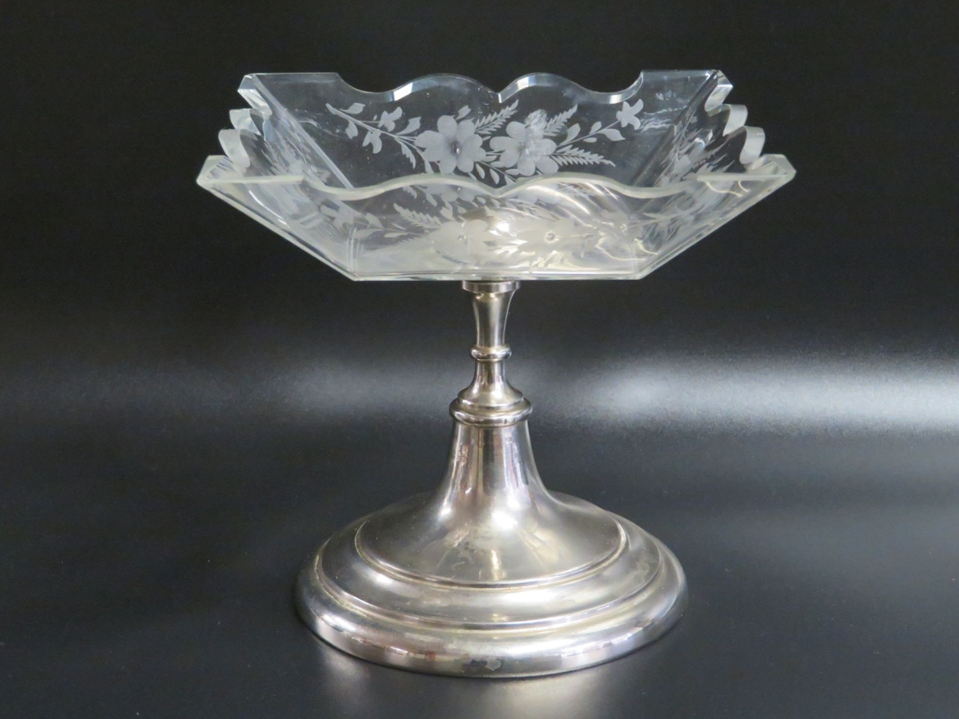 Aufsatzschale, um 1900, farbloses Glas mit Blütenschliff, Fuß Nickel, 3 Chips, h 13 cm, d 13 cm.