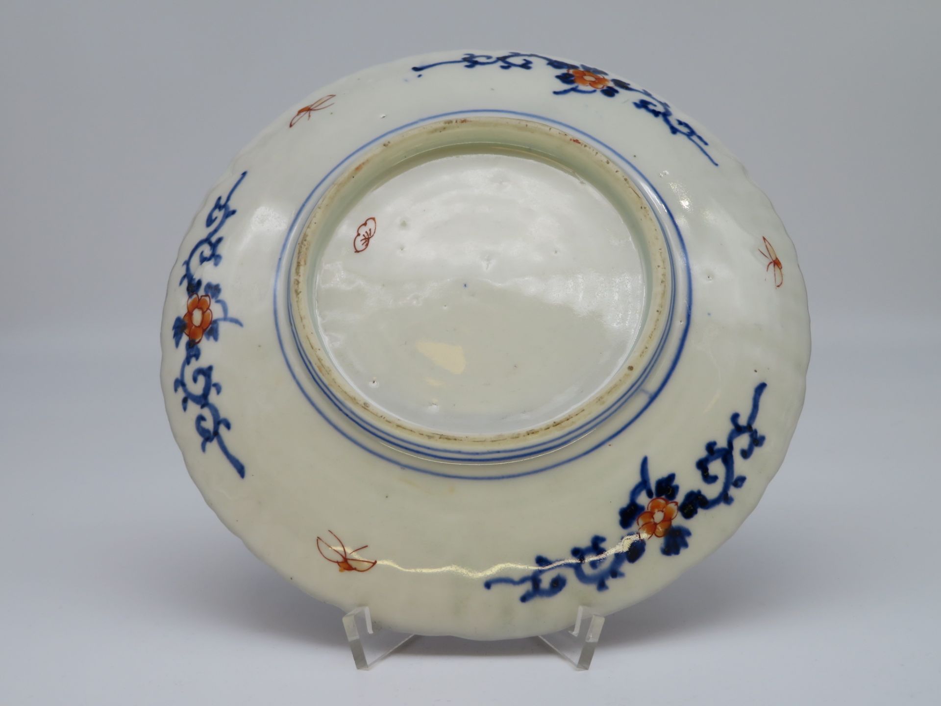 Teller, Japan, Imari, um 1900, Porzellan mit polychromer Bemalung, Bodensignatur, h 3 cm, d 21,5 cm - Bild 2 aus 2