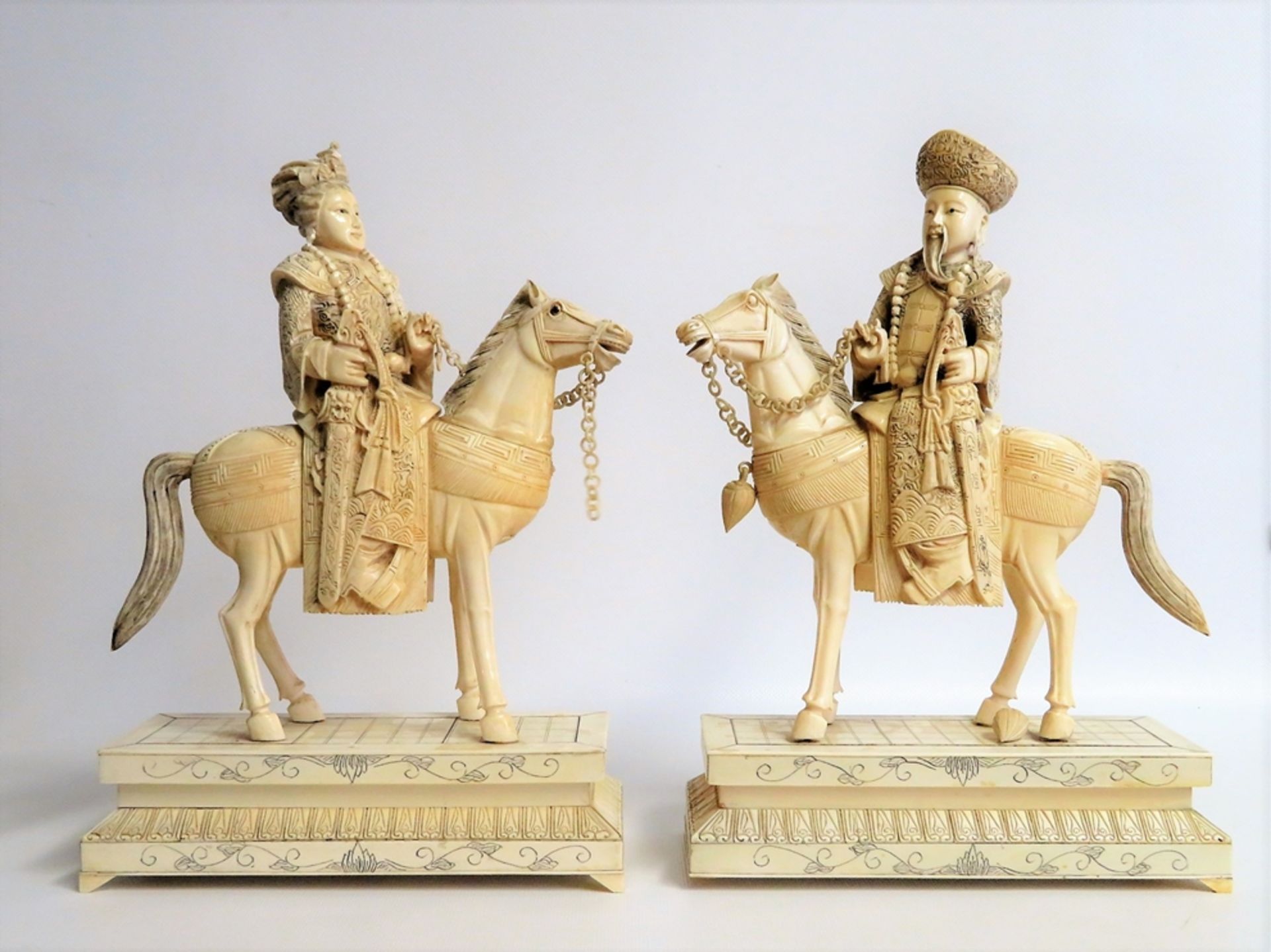 Kaiserpaar zu Pferd, China, um 1900, Elfenbein, fein beschnitzt, sign., ein Standfüßchen fehlt, kle