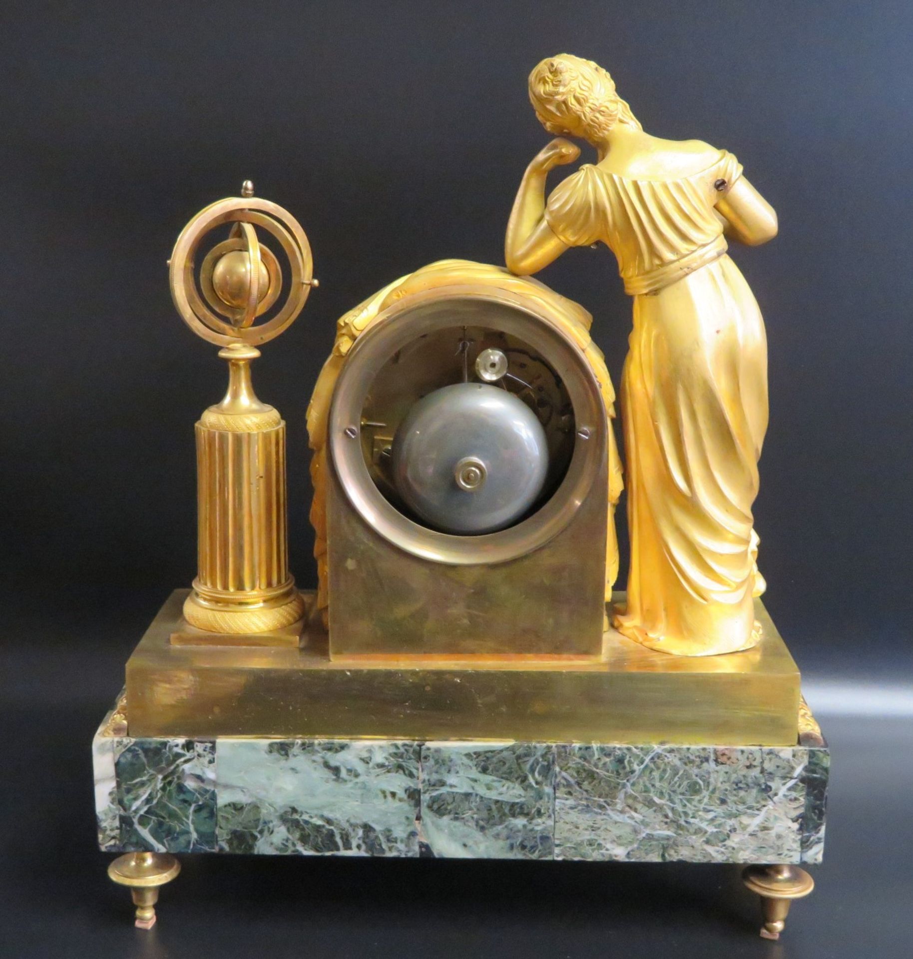 Pendule, Frankreich, um 1780/1880, sign. "Leduc à Paris", bekrönt von lesender Dame mit Globus, Ema - Image 2 of 3