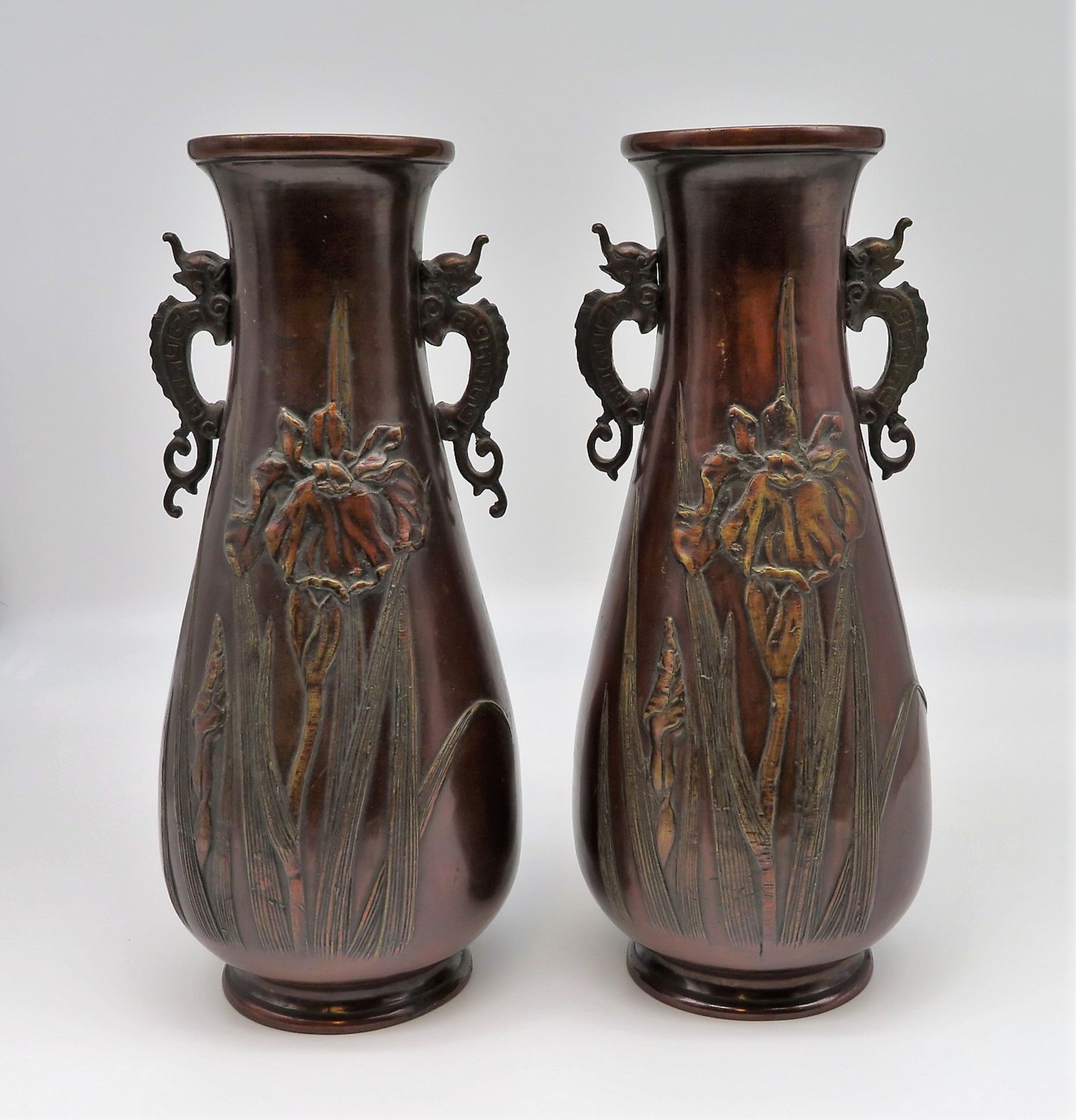 2 Vasen, Japan, um 1900, Bronze patiniert, h 31 cm, d 14 cm.
