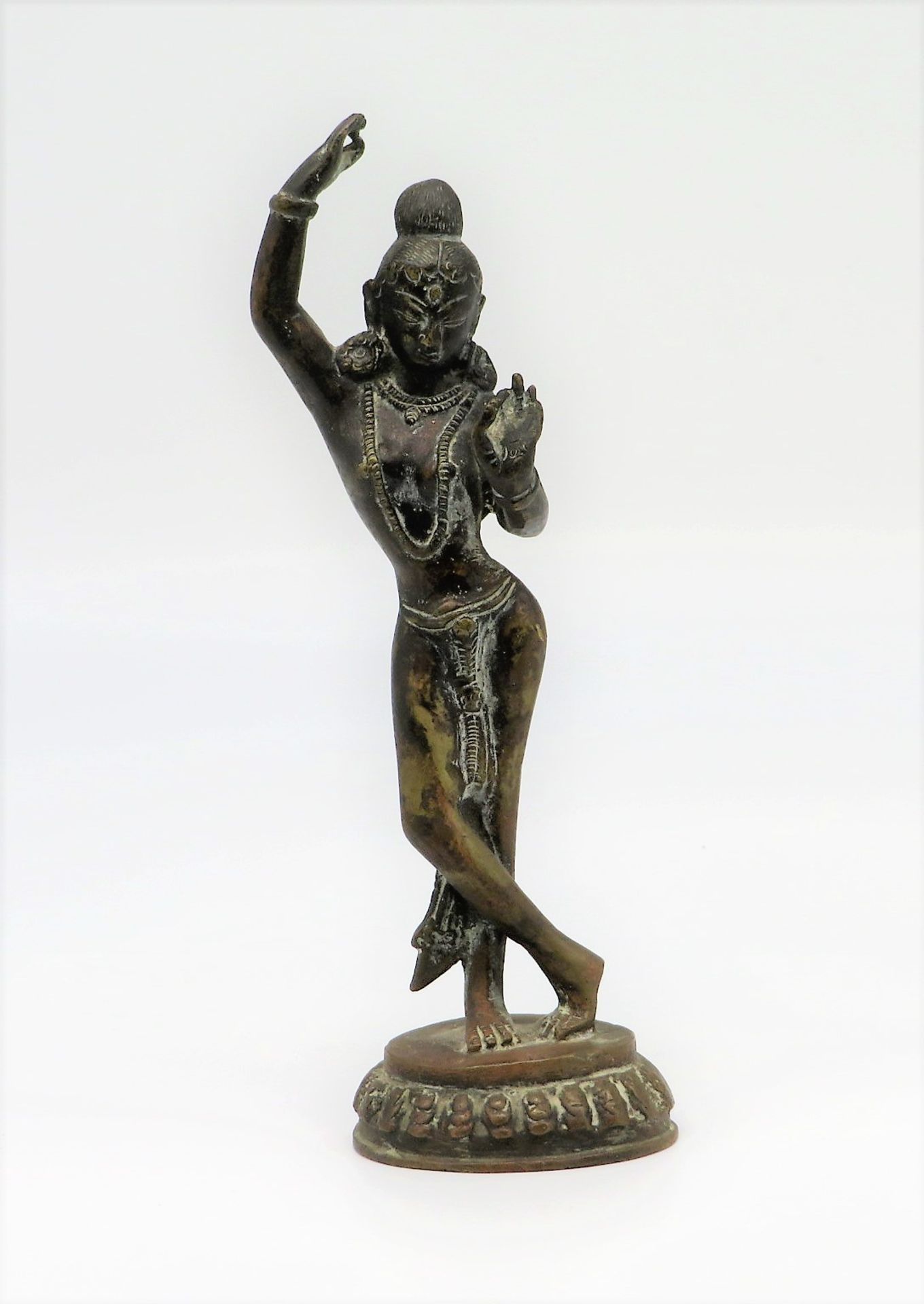 Tänzerin, Indien, um 1900, Bronze, h 21 cm, d 6,5 cm.