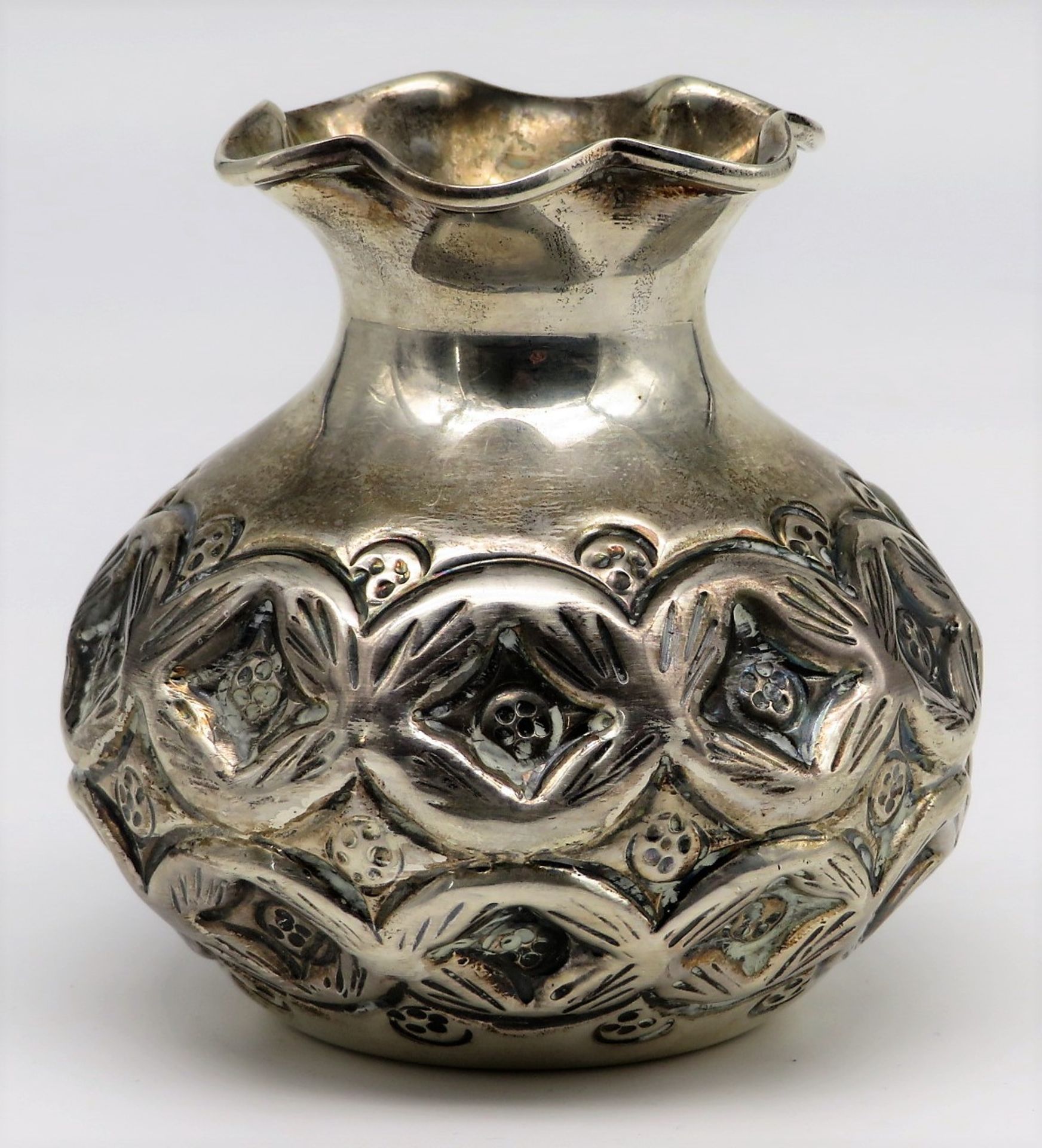 Vase, Silberschmiedmarke "AK", 900er Silber, gepunzt, 150 g, h 9 cm, d 9,5 cm.