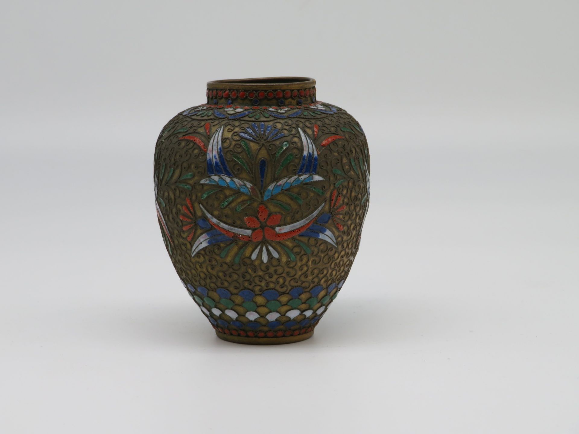 Vase, China, um 1900, Messing mit polychromer Emailbemalung, Gebrauchsspuren, h 9,5 cm, d 8 cm.