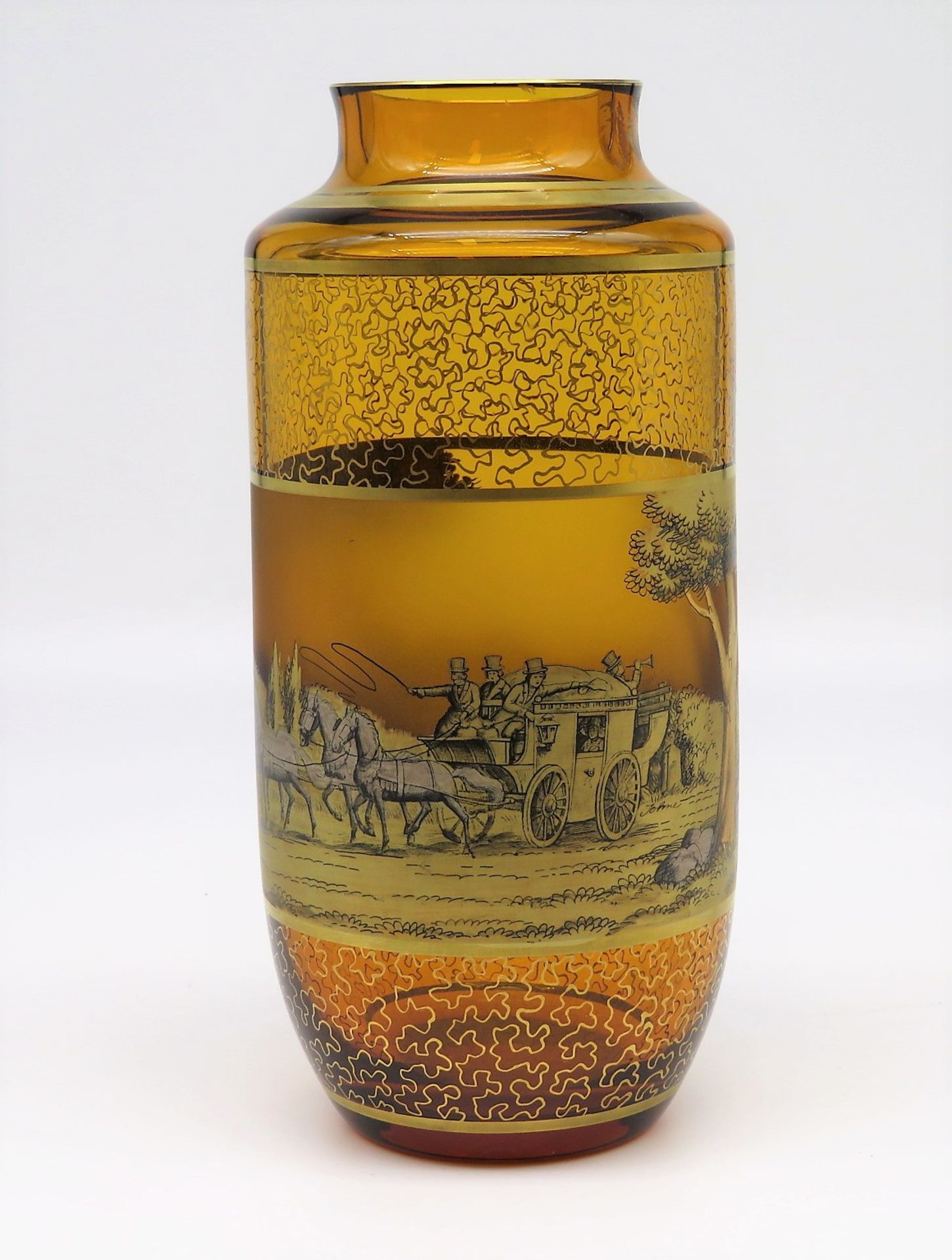 Vase, 1. Hälfte 20. Jahrhundert, bräunlich eingefärbtes Glas mit Goldauflage "Postkutsche", h 24 cm