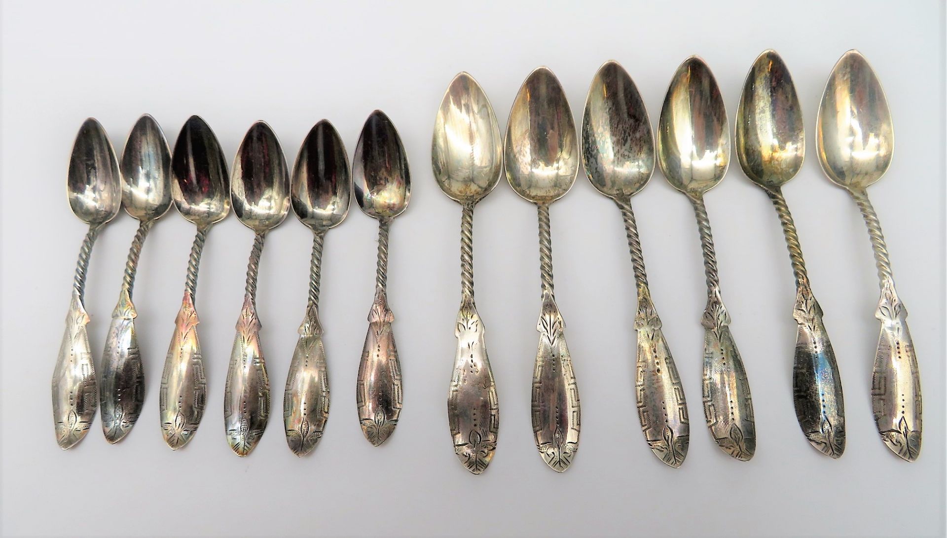 6 Tee- und 6 Mokkalöffel, Empire, 19. Jahrhundert, 800er Silber, ziseliert, gepunzt, 70 g, 3 x rest