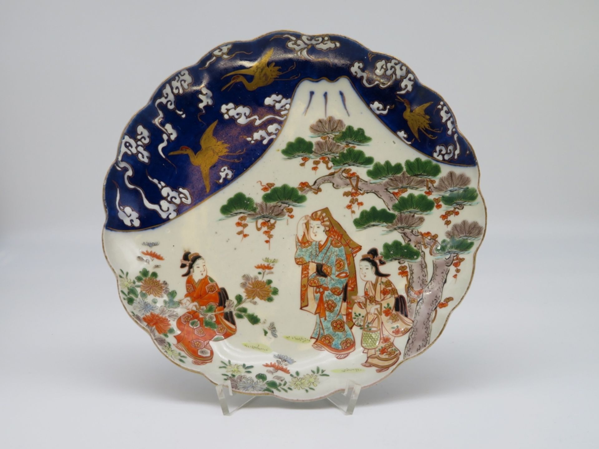 Teller, Japan, Imari, 19. Jahrhundert, Porzellan mit polychromer Bemalung und Vergoldung, 6-Zeichen