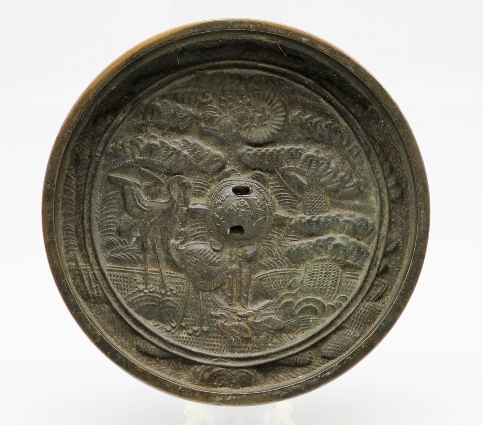 Handspiegel, Japan, Meiji Periode, 1868 - 1912, Bronze mit feinem Reliefdekor, h 1,5 cm, d 12,3 cm.