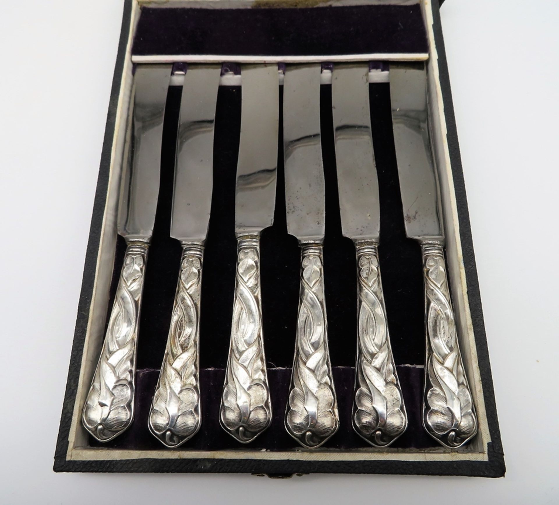 6 Obstmesser, um 1890, Griffe 800er Silber, geprüft, Originalschatulle, l 19 cm.