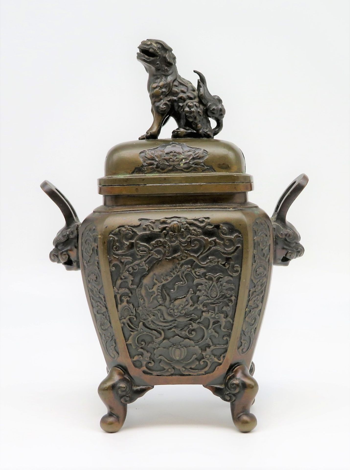 Koro, China, um 1900, Bronze, Drachendekor, 23 x 17 x 9 cm.